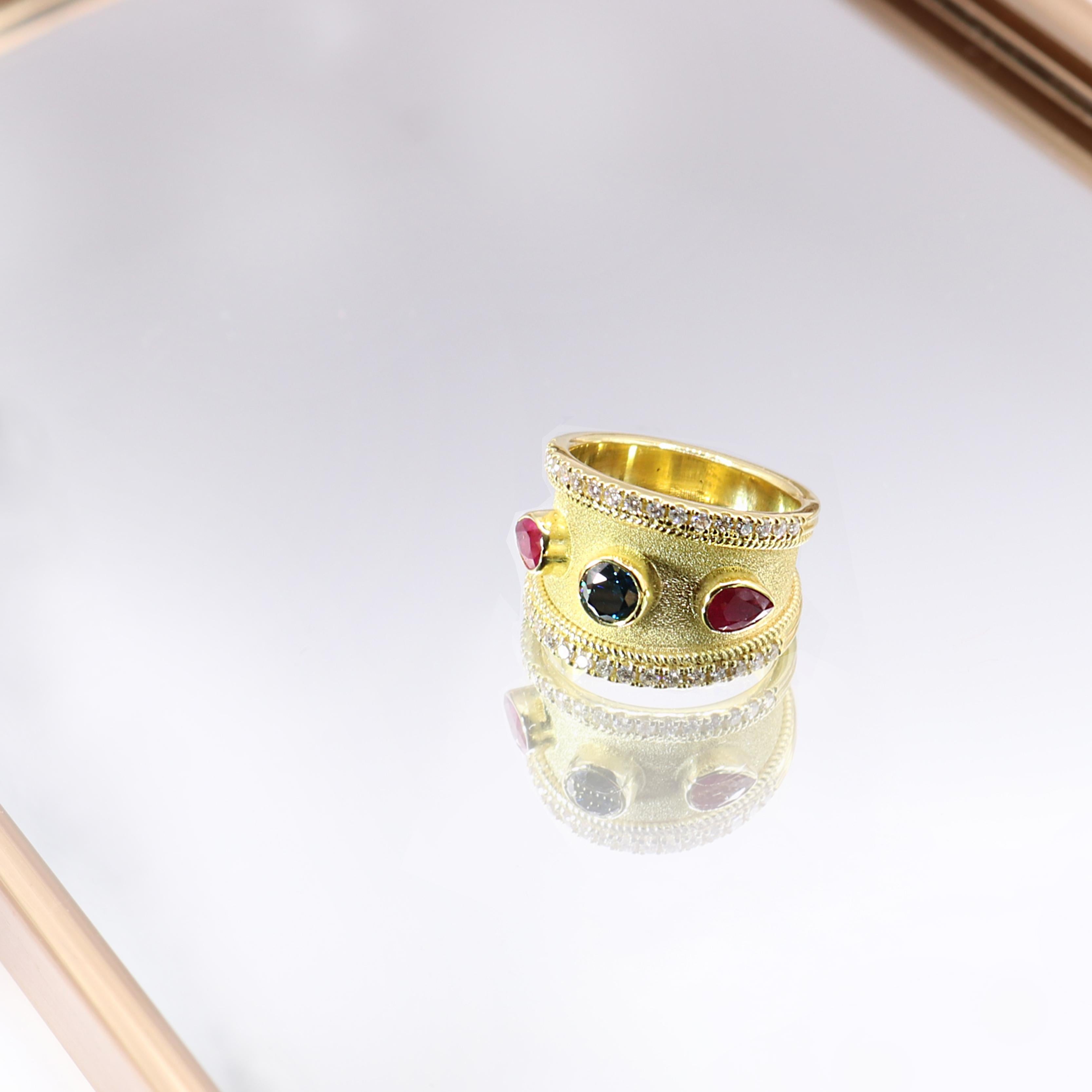 Colecciones Georgios Anillo Bizantino de Oro Amarillo de 18 Kilates con Rubí y Diamante Azul en venta 3