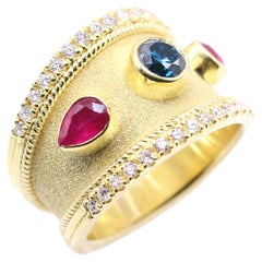 Georgios Kollektionen 18 Karat Gelbgold Byzantinischer Rubin und blauer Diamantring