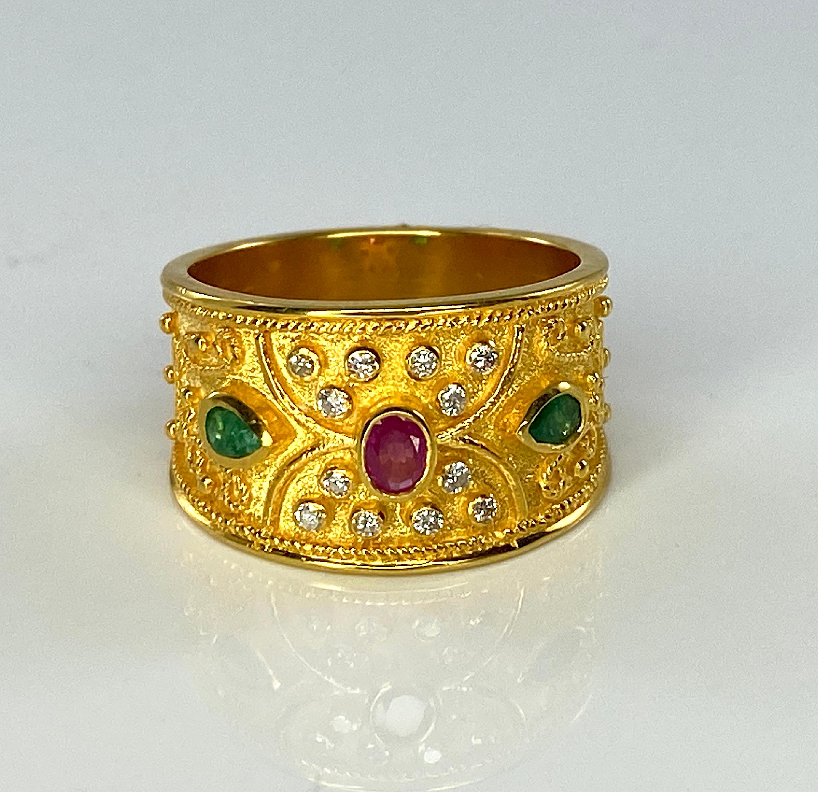 Georgios Kollektionen 18 Karat Gelbgold Byzantinischer Rubin Smaragd Diamantring im Angebot 5