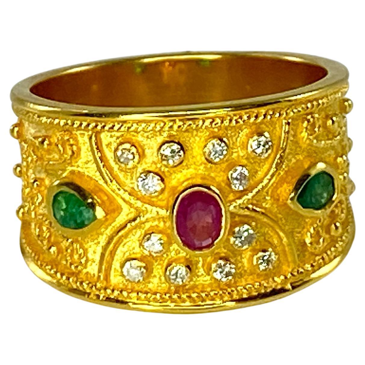 Presentamos el anillo de oro amarillo macizo de 18 quilates del diseñador S.Georgios, hecho a mano en estilo bizantino con un fondo de terciopelo único y una granulación intrincada con todo lujo de detalles. Este anillo presenta un Rubí de talla