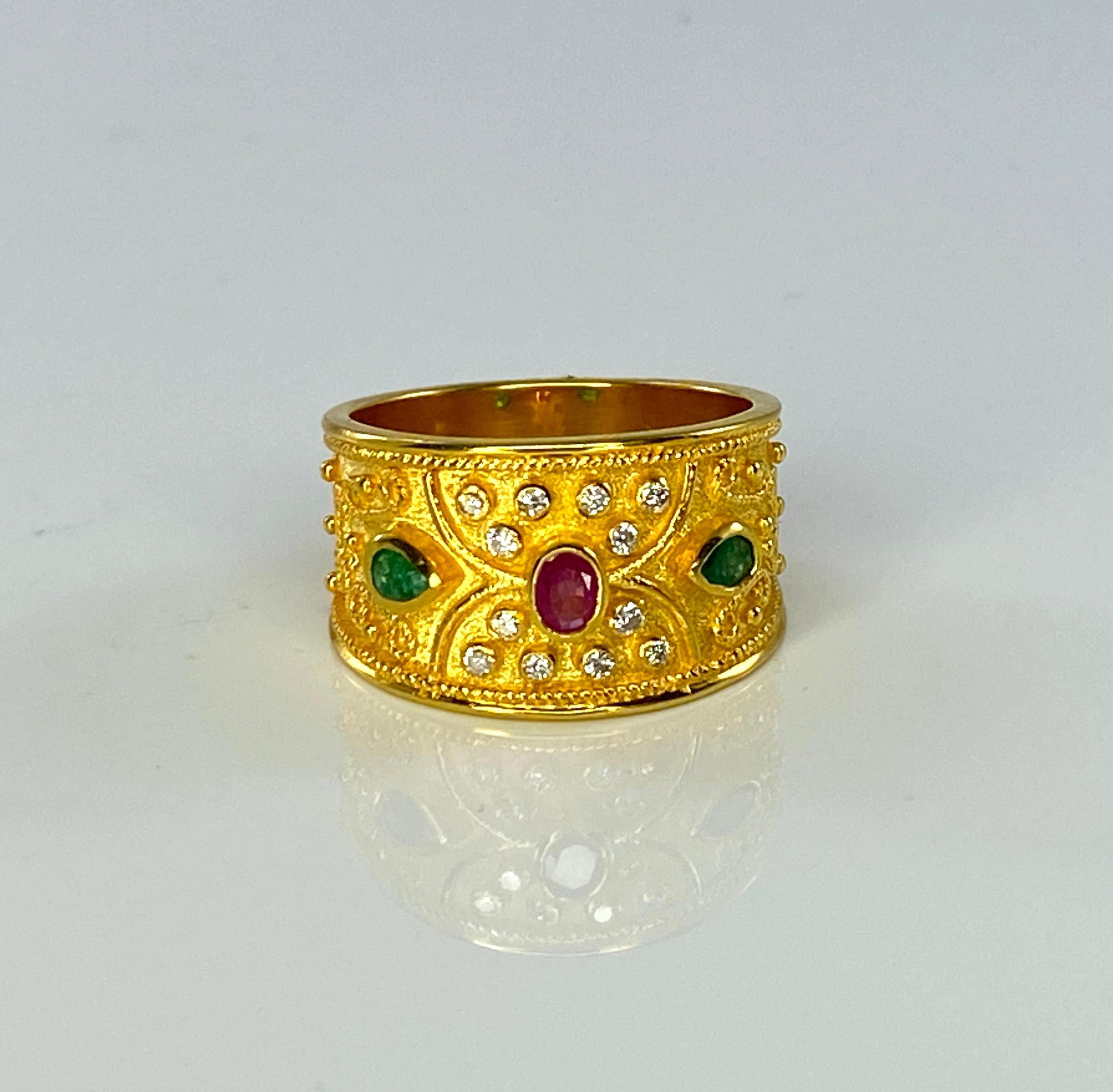 Georgios Kollektionen 18 Karat Gelbgold Byzantinischer Rubin Smaragd Diamantring (Ovalschliff) im Angebot