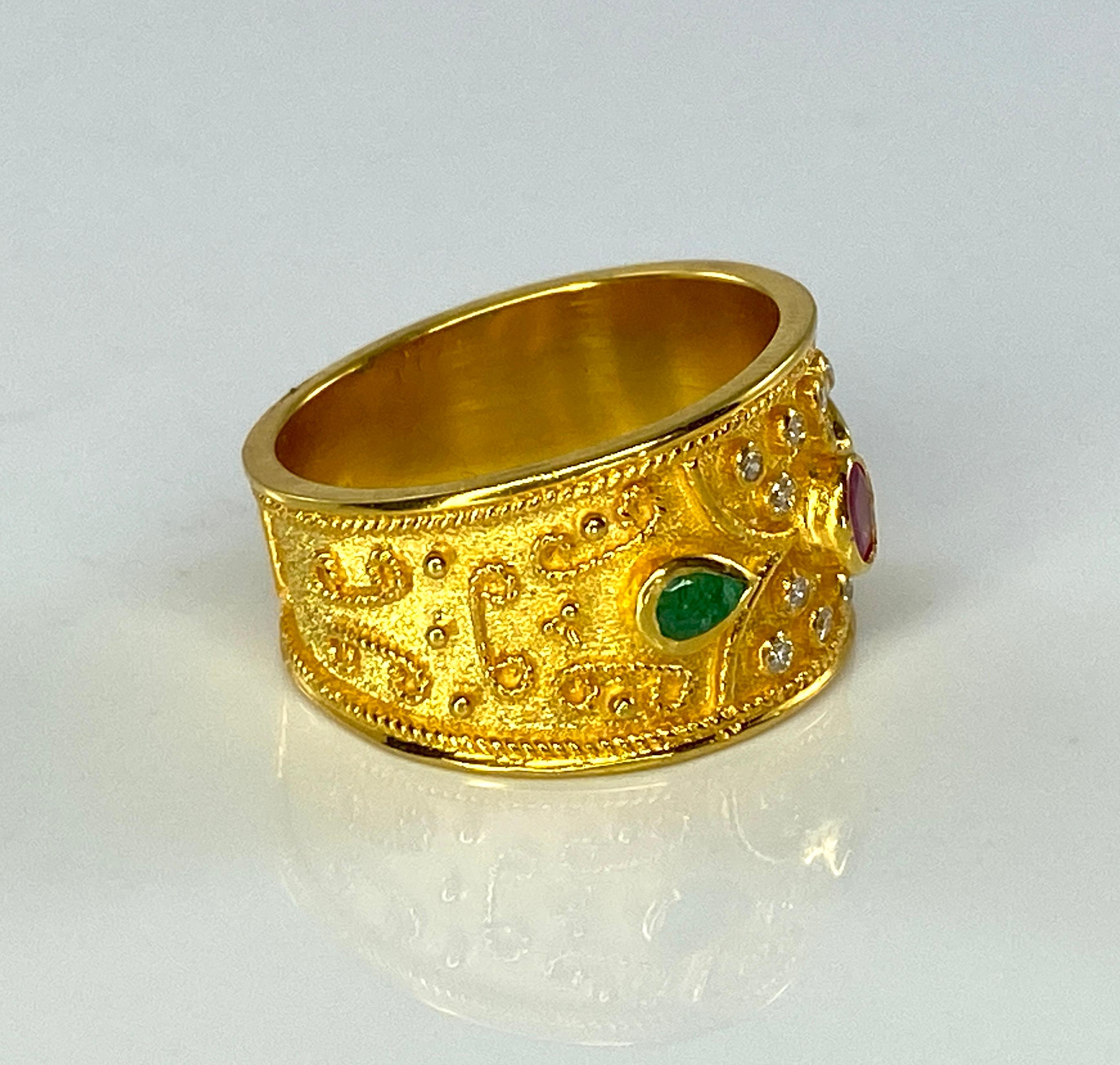Georgios Kollektionen 18 Karat Gelbgold Byzantinischer Rubin Smaragd Diamantring im Angebot 1