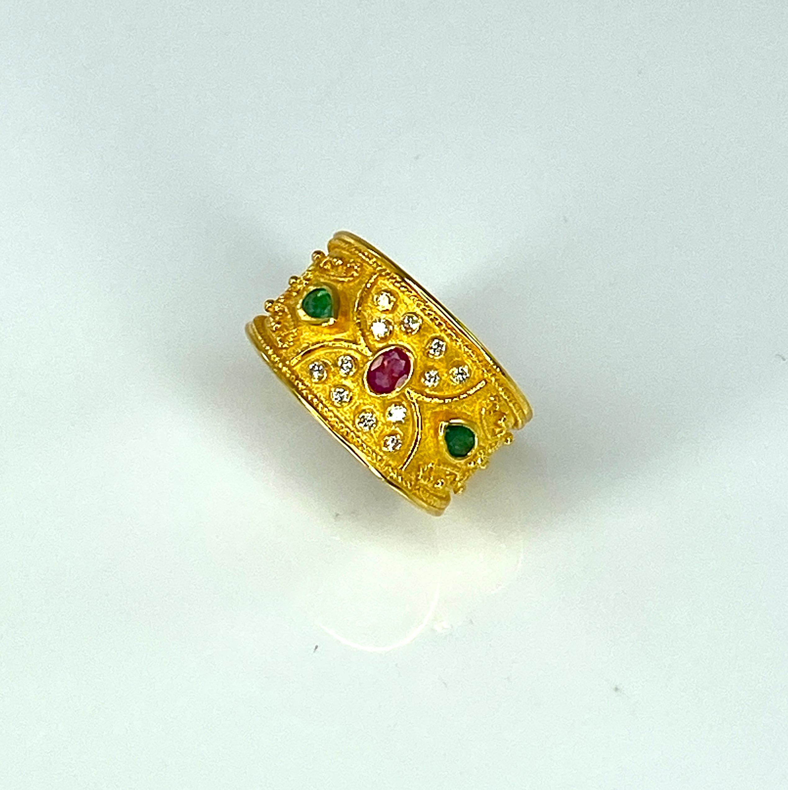 Georgios Kollektionen 18 Karat Gelbgold Byzantinischer Rubin Smaragd Diamantring im Angebot 2