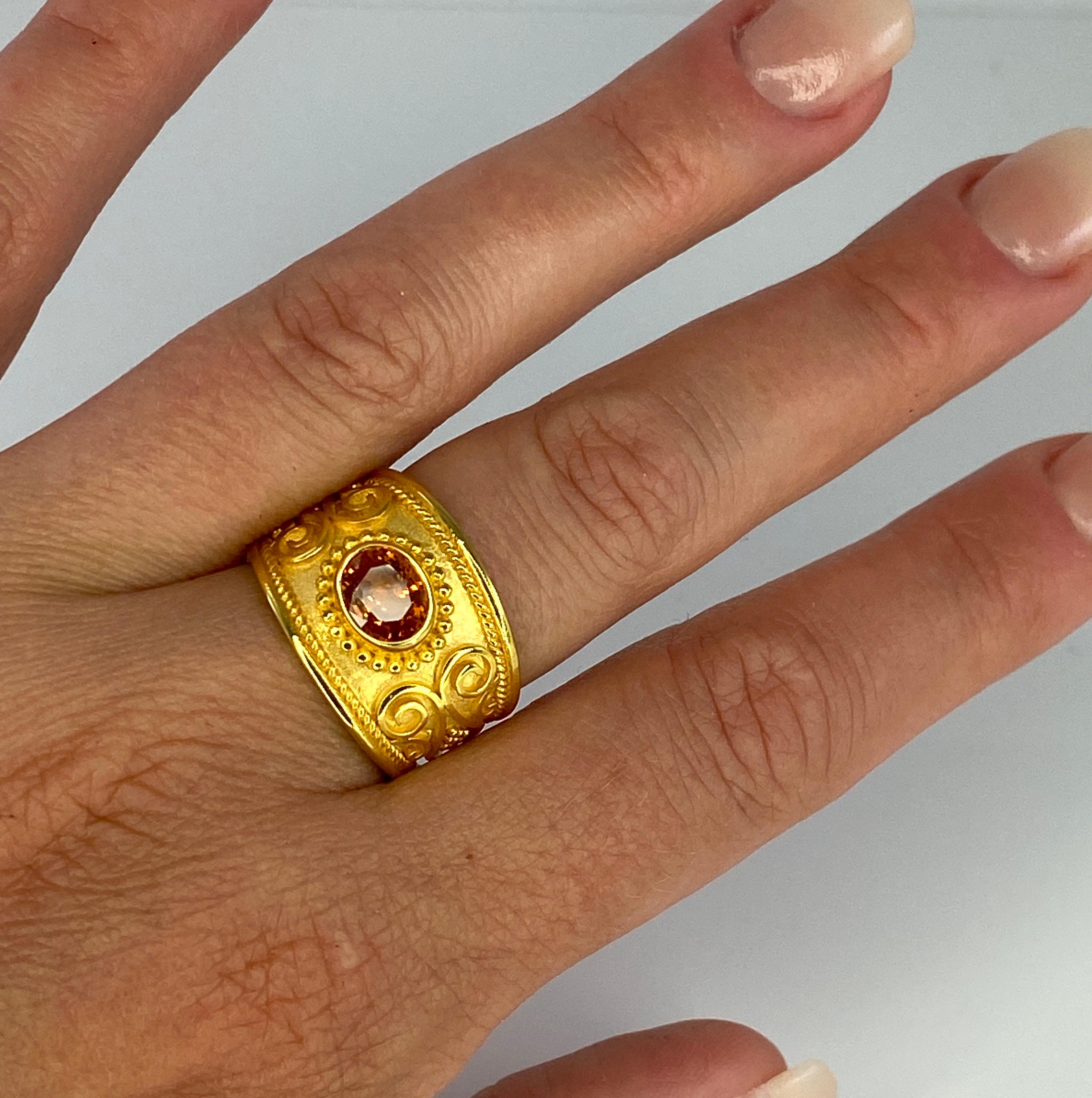 Bague collection Georgios en or jaune 18 carats de style byzantin en saphir orange en vente 4