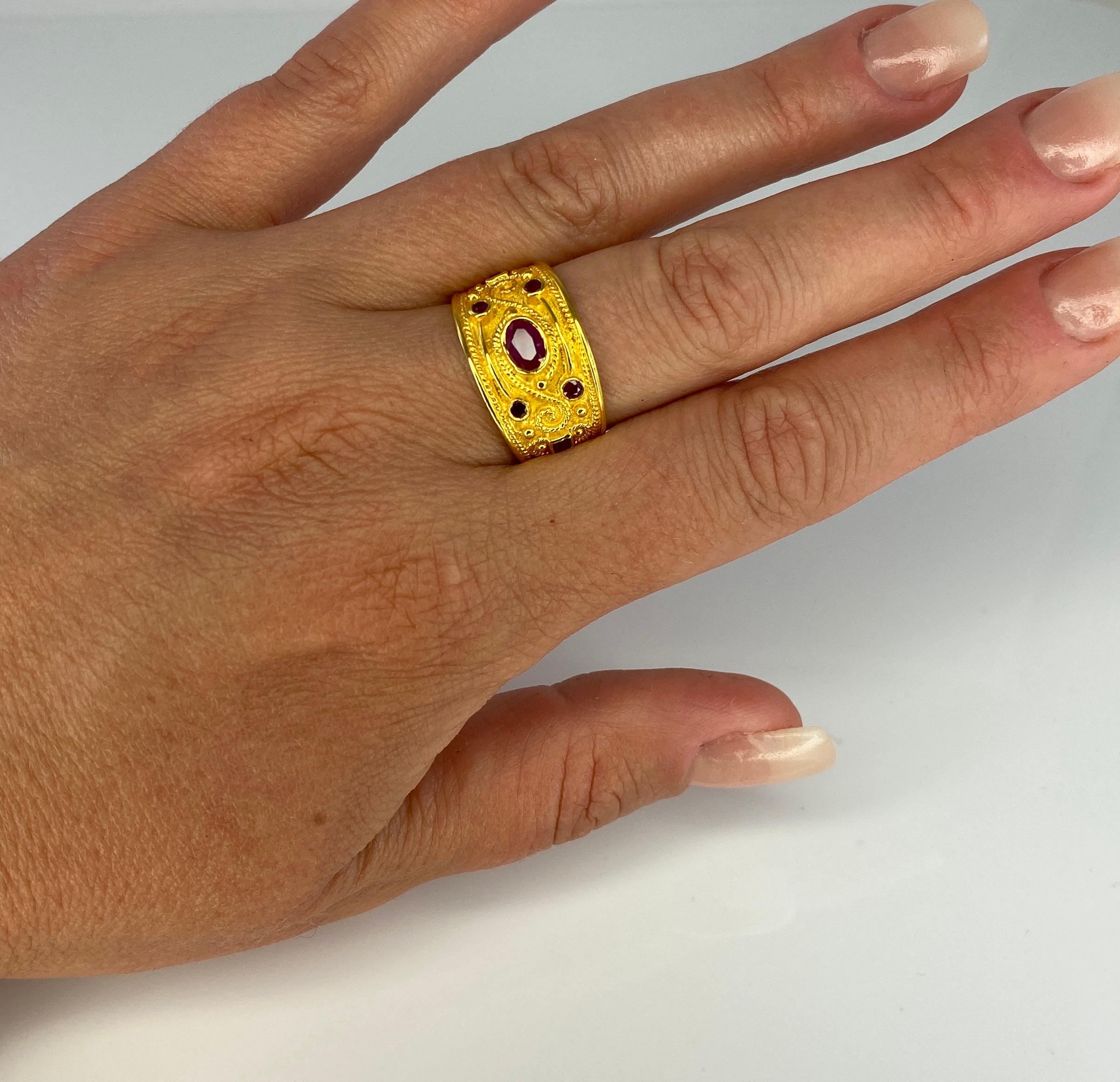 Georgios Collections Bague en or jaune 18 carats de style byzantin avec rubis et diamants Unisexe en vente