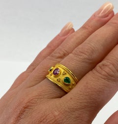 Georgios Kollektionen Ring aus 18 Karat Gelbgold mit Rubin und Smaragd im byzantinischen Stil