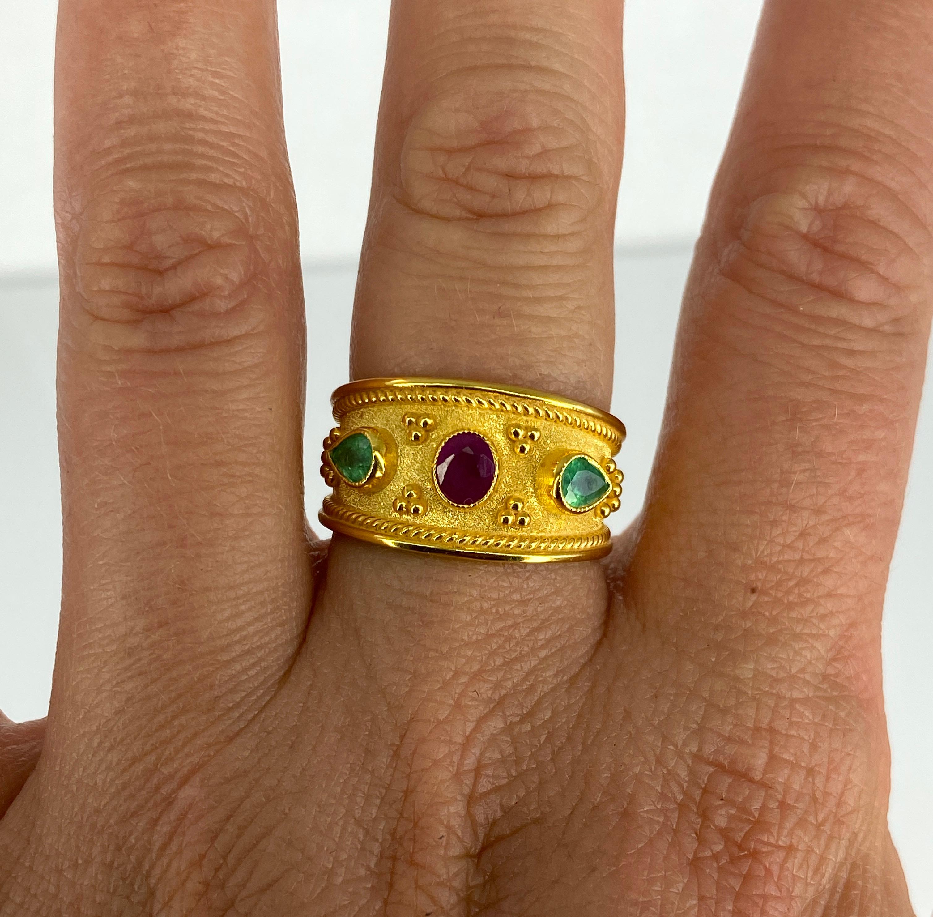 Georgios Kollektionen Ring aus 18 Karat Gelbgold mit Rubin und Smaragd im byzantinischen Stil (Ovalschliff) im Angebot