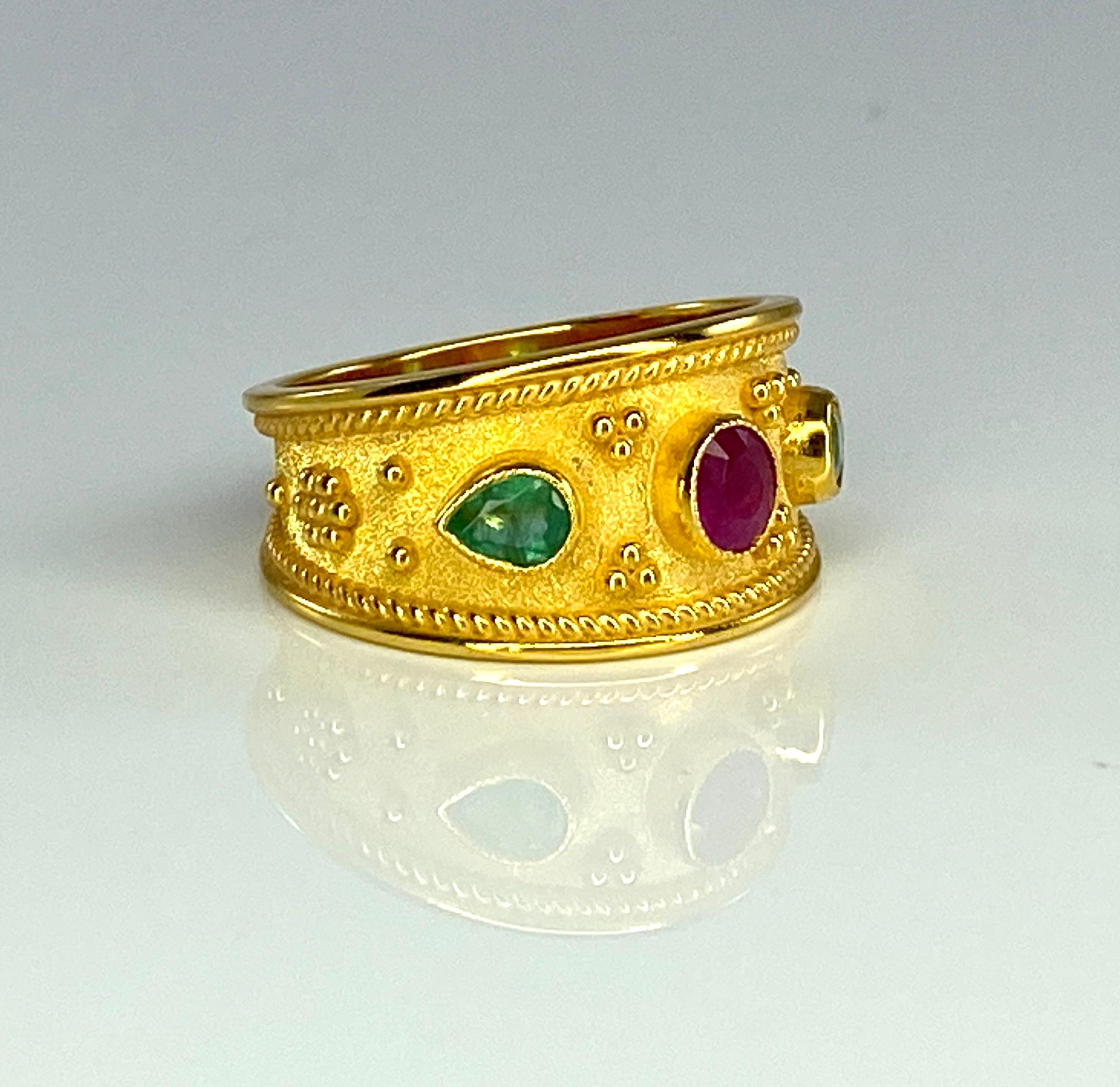 Georgios Kollektionen Ring aus 18 Karat Gelbgold mit Rubin und Smaragd im byzantinischen Stil im Angebot 1