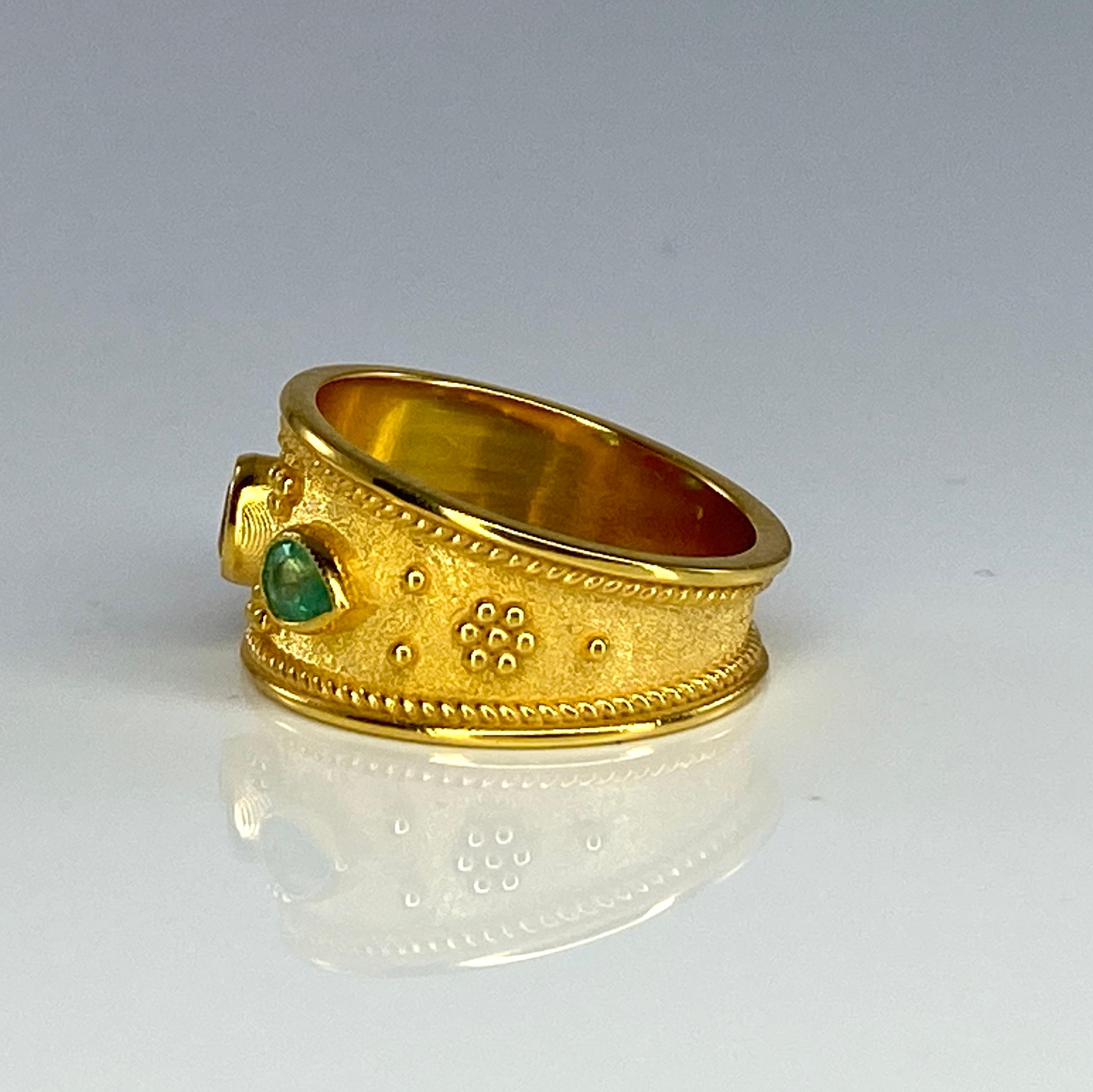 Georgios Kollektionen Ring aus 18 Karat Gelbgold mit Rubin und Smaragd im byzantinischen Stil im Angebot 3
