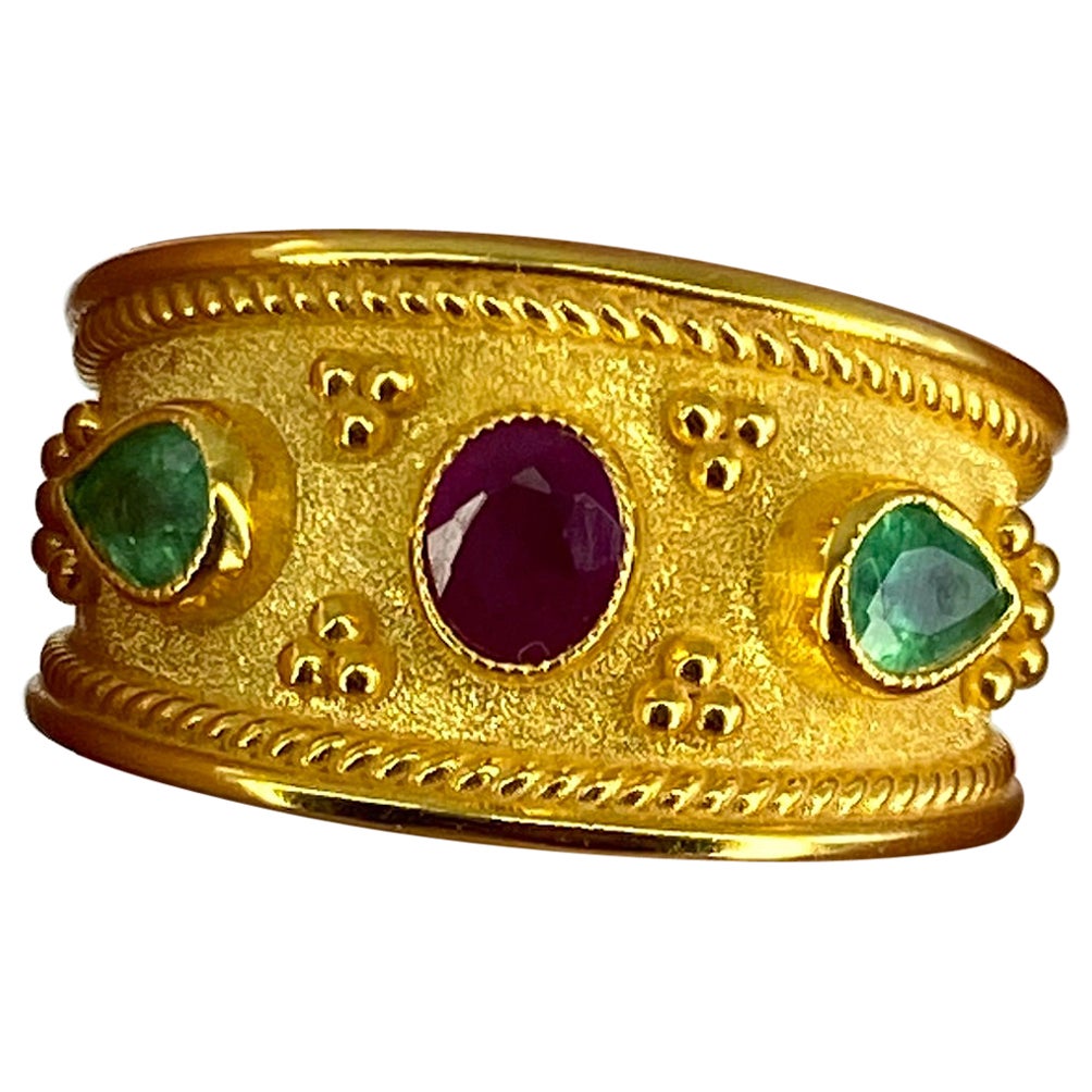 Anello con rubino e smeraldo in stile bizantino di Georgios Collezioni in oro giallo 18 carati