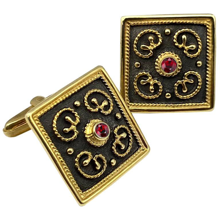 Georgios Collections Boutons de manchette carrés en or jaune 18 carats et rubis de style byzantin