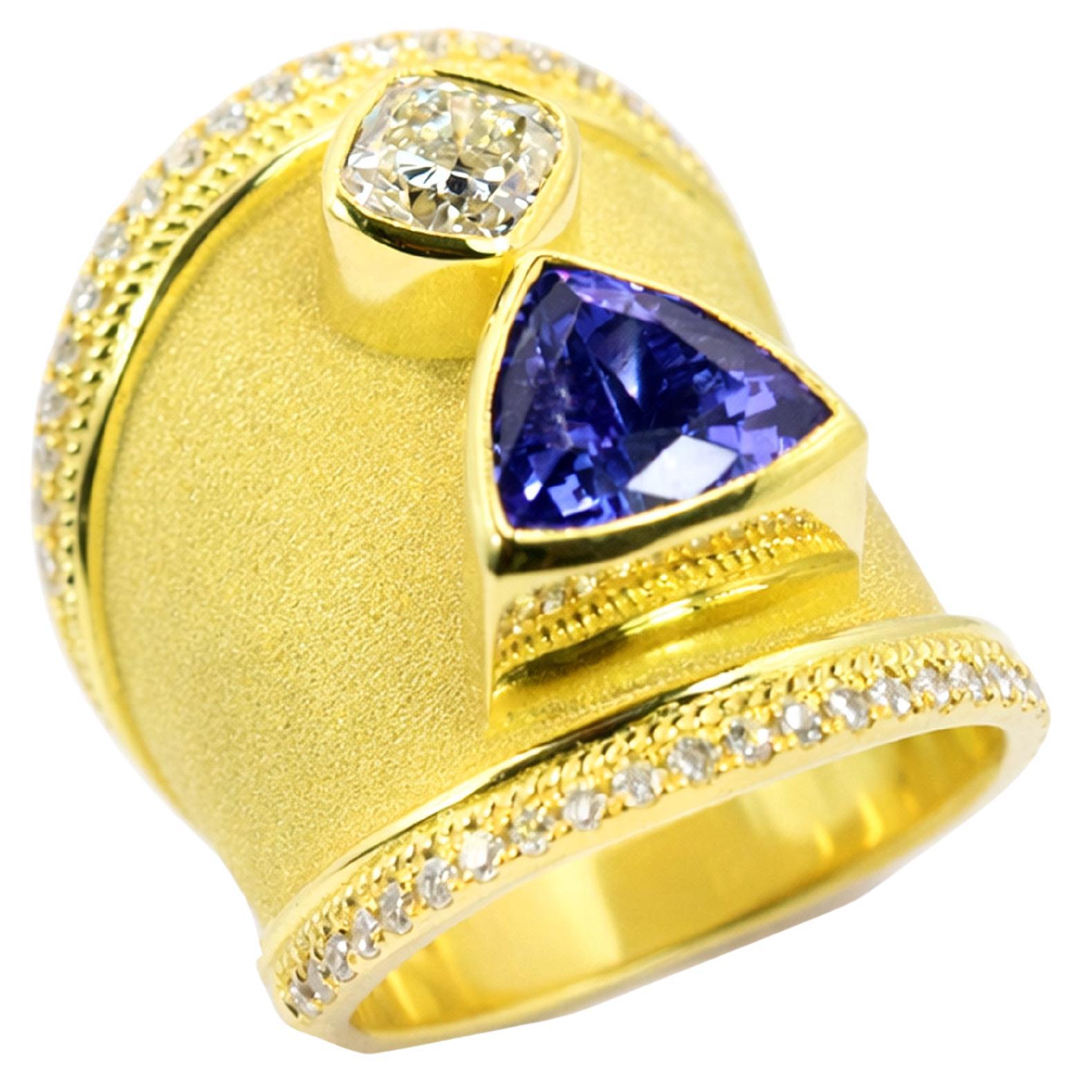 Georgios Collections 18 Karat Gelbgold Byzantinischer Ring mit Trillion-Cut Tansanit