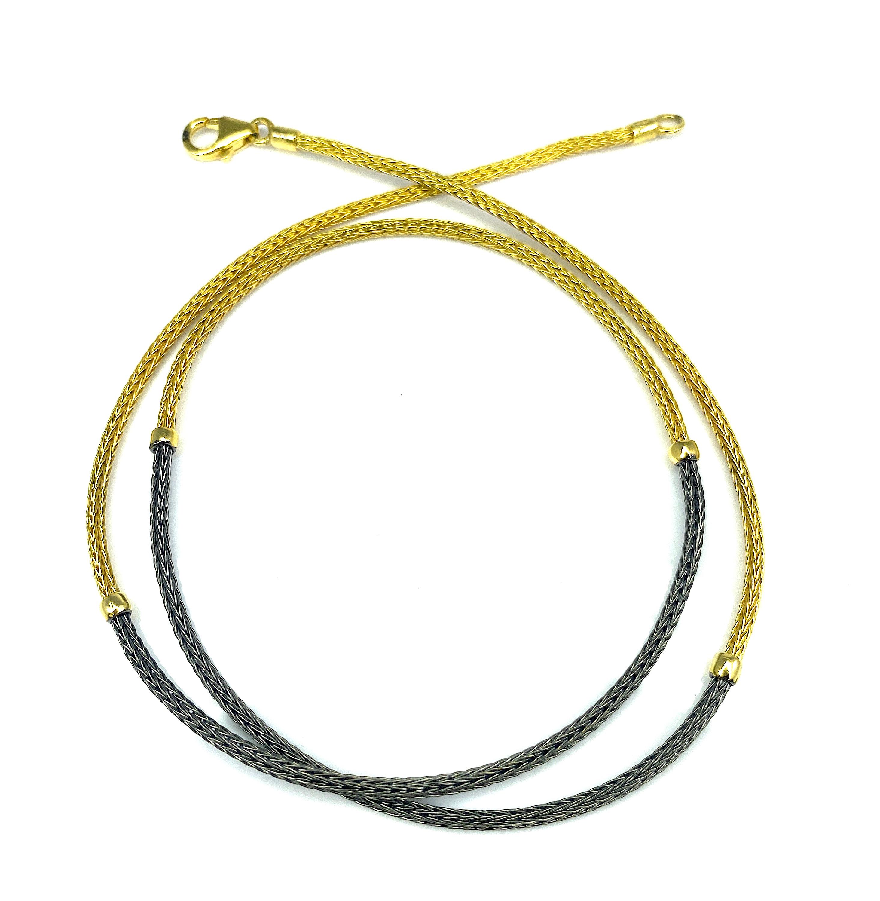 S. Georgios handgestrickte Seil-Halskette ist aus massiven 18 Karat Gelbgoldfäden und schwarzem Rhodium und dekorativen Perlen gefertigt. Diese Seil-Halskette ist ganz anders und Sie können sie mit all Ihren Dias oder Anhängern tragen. Sie kann auch