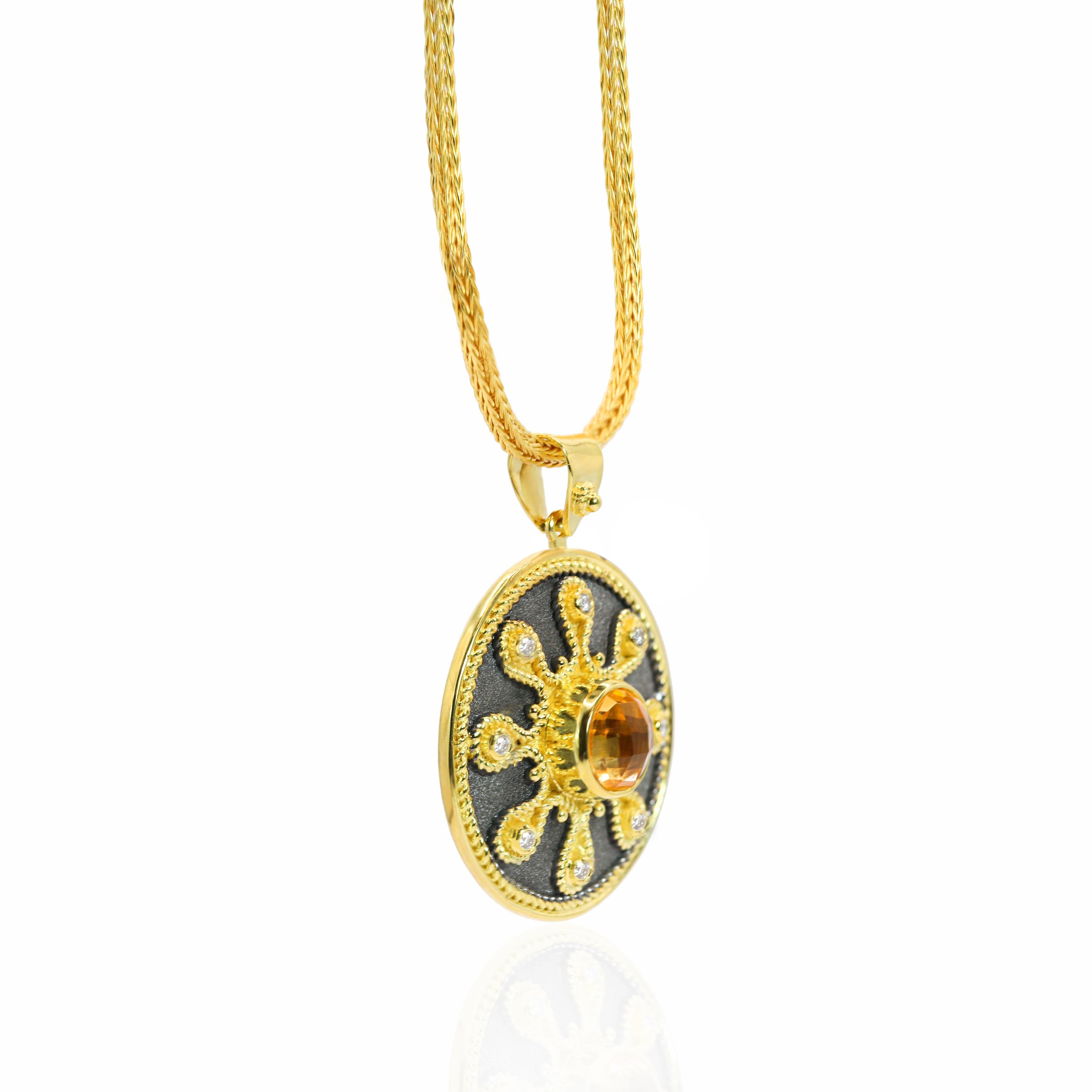 Le collier à pendentifs S.Georgios est fabriqué à la main en or jaune massif 18 carats dans un style byzantin exquis. Il est orné en son centre d'une superbe citrine ronde d'un poids de 2,10 carats. La riche teinte dorée de la citrine est