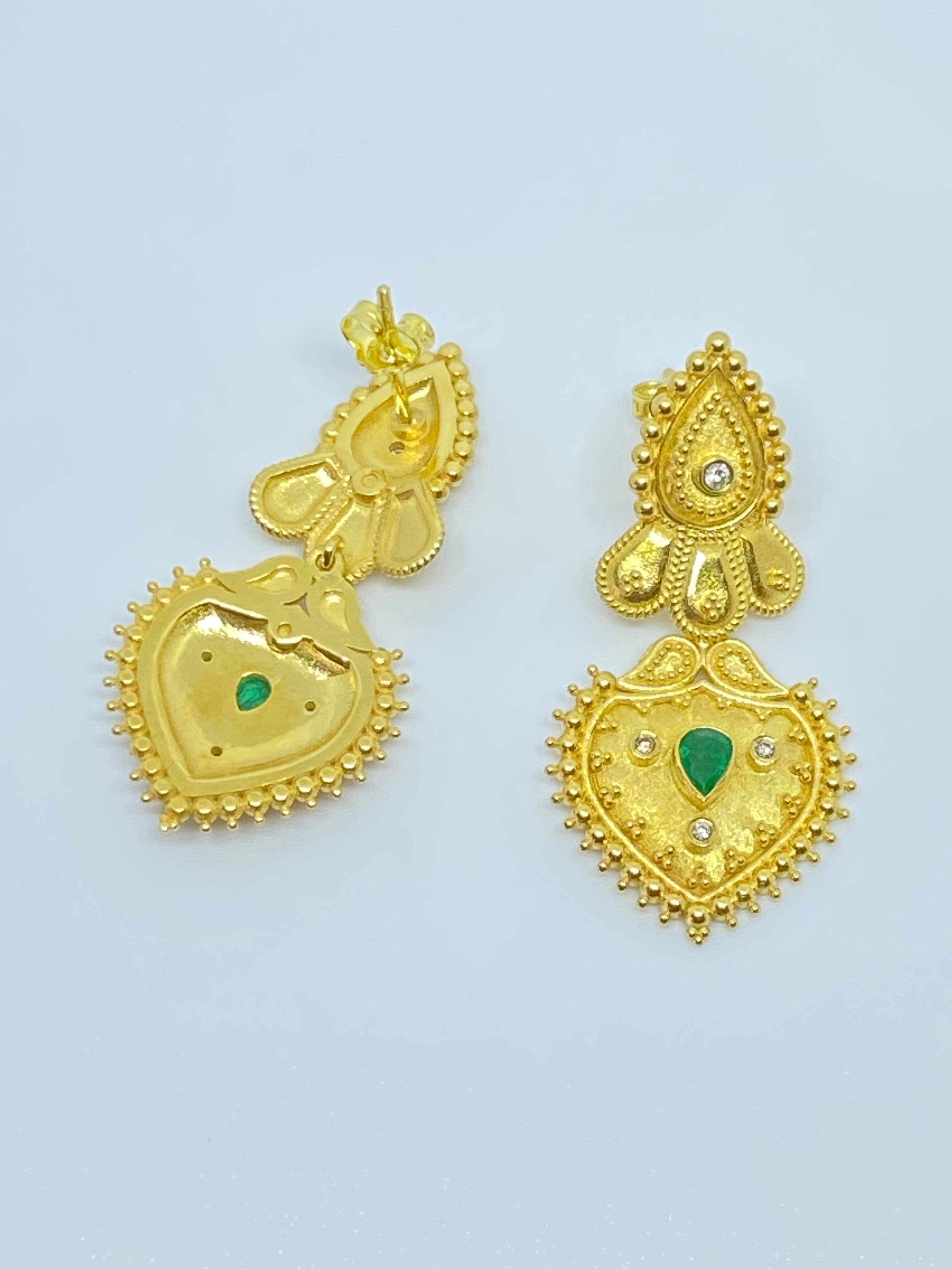 Orecchini a goccia con diamanti e smeraldi in oro giallo 18 carati Georgios Collections in vendita 8