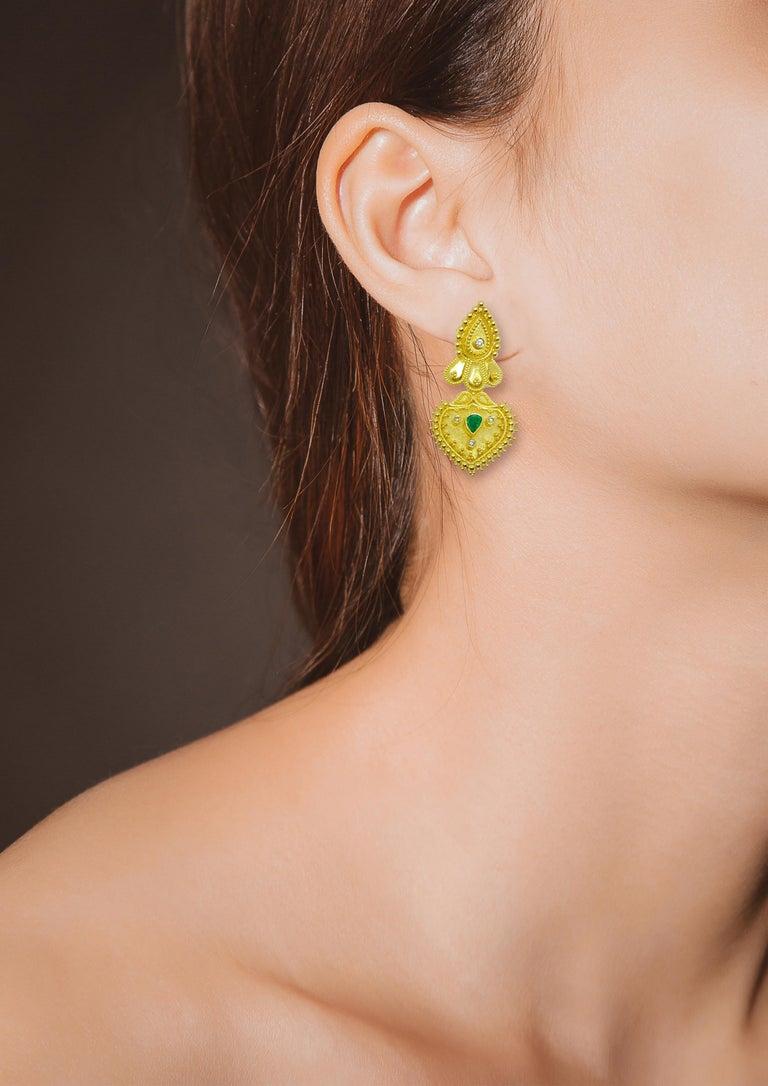 Orecchini a goccia con diamanti e smeraldi in oro giallo 18 carati Georgios Collections in vendita 13