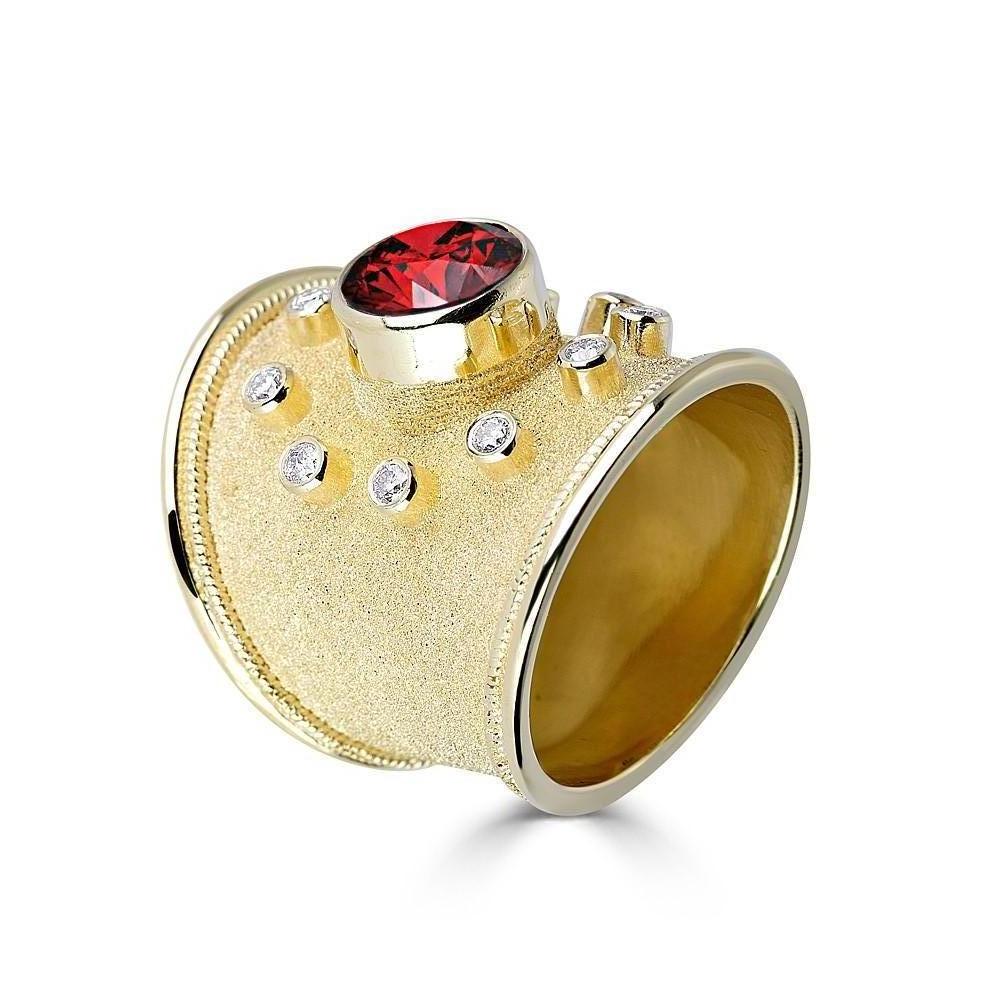 S.Georgios Designer Ring aus massivem 18 Karat Gelbgold, handgefertigt mit byzantinischer Handwerkskunst und einem einzigartigen Samtuntergrund. Der wunderschöne Ring enthält einen Granat im Brillantschliff mit einem Gesamtgewicht von 2,87 Karat und