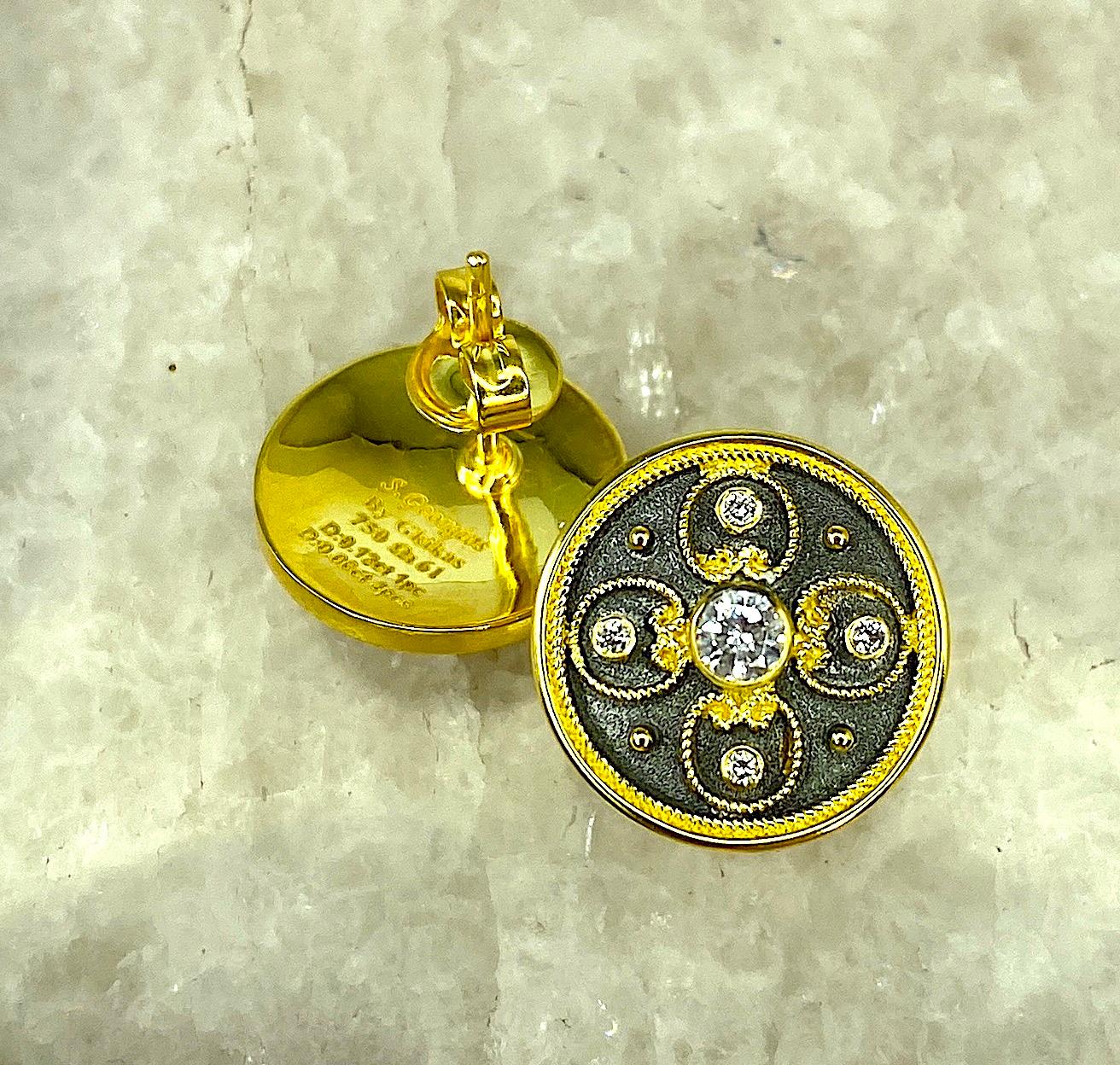 Die Designer-Ohrringe von S.Georgios sind aus massivem 18-karätigem Gelbgold handgefertigt und werden nach Maß angefertigt. Die atemberaubenden Ohrringe sind mikroskopisch klein mit Granulaten, Perlen und Drähten verziert, die wie der Buchstabe