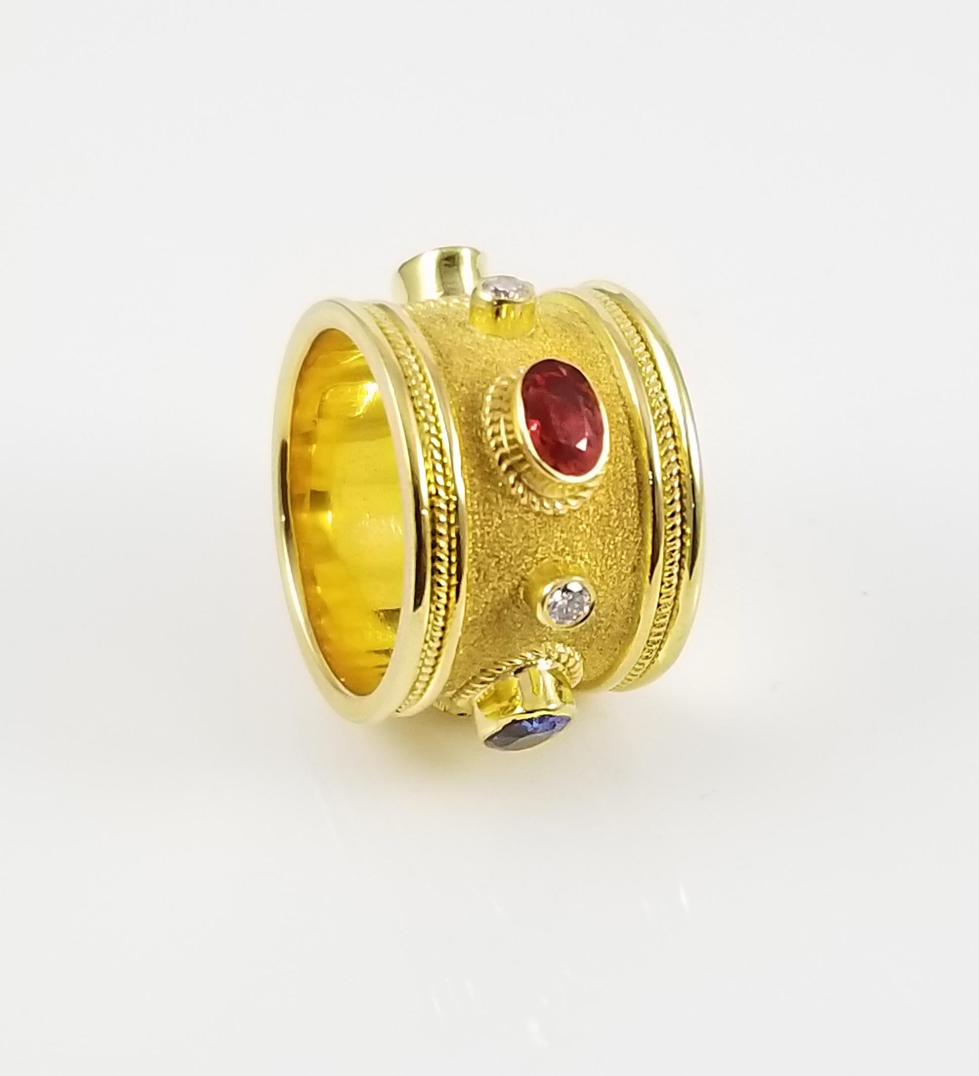 S.Georgios Designer Ring aus massivem 18 Karat Gelbgold, mikroskopisch verziert mit der byzantinischen Granulation und einem einzigartigen Samtlook auf dem Hintergrund. Der atemberaubende Ring besteht aus 4 mehrfarbigen ovalen Saphiren mit einem
