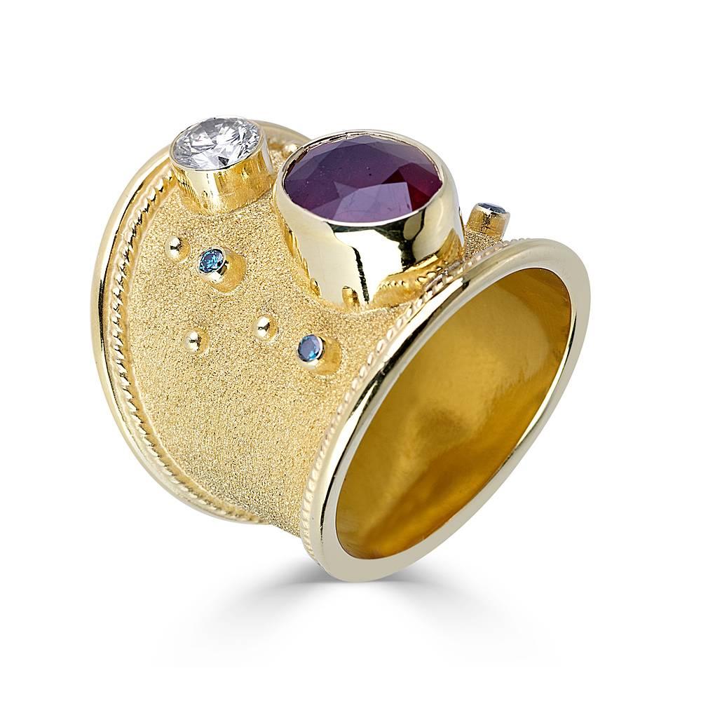 Bague unique en or jaune massif 18 carats du designer S.Georgios, entièrement réalisée à la main avec un travail byzantin et un aspect velours unique sur le fond. Cette magnifique bague est ornée d'un rubis naturel de 3,44 carats qui a été chauffé