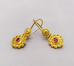 Georgios Collections Boucles d'oreilles en goutte à fleurs en or jaune 18 carats, diamants et rubis