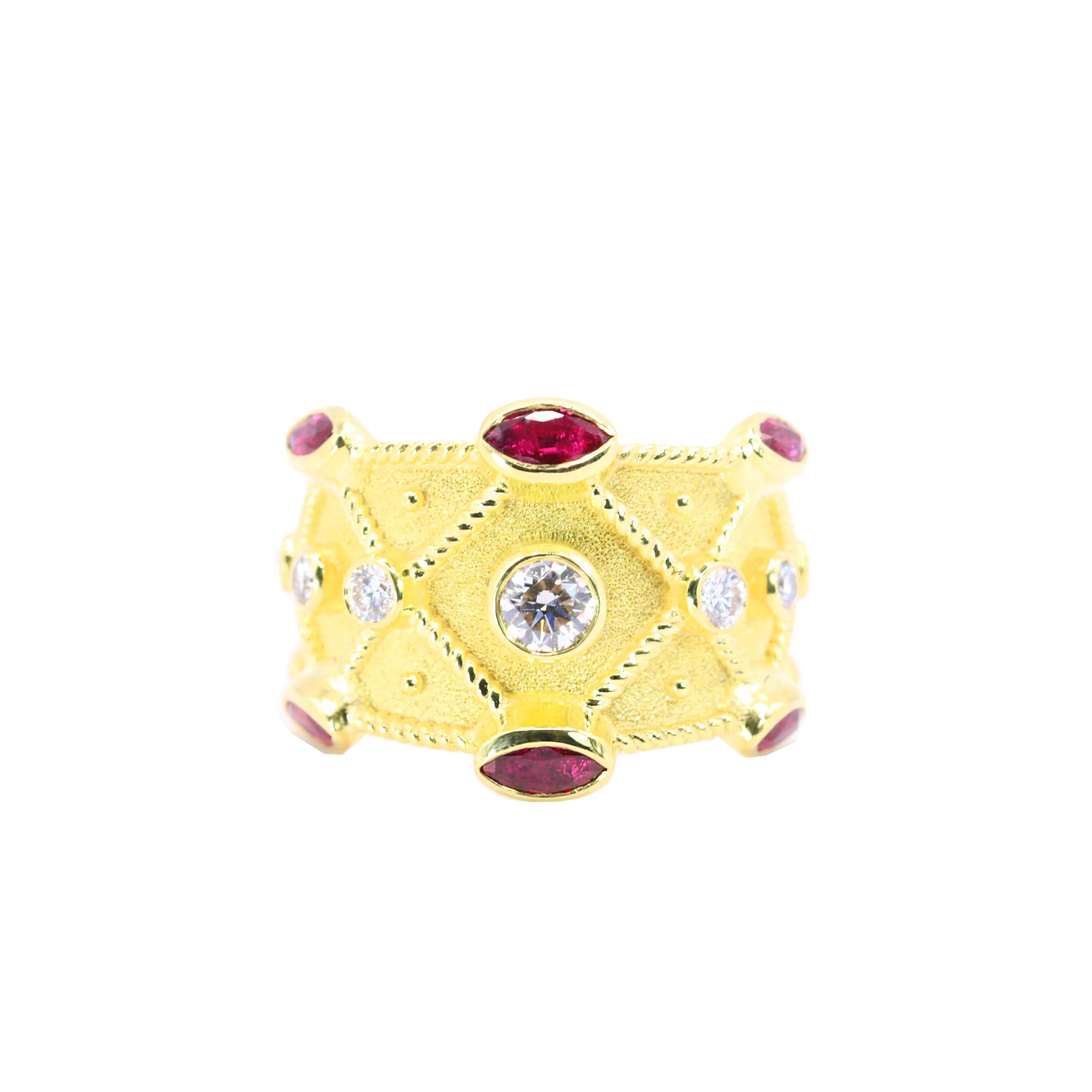 Anillo de diseño de S.Georgios hecho a mano en oro amarillo macizo de 18 quilates. Está microscópicamente decorado en todo su contorno con cuentas y alambres de oro amarillo y está hecho con un exclusivo aspecto aterciopelado en el fondo. Esta