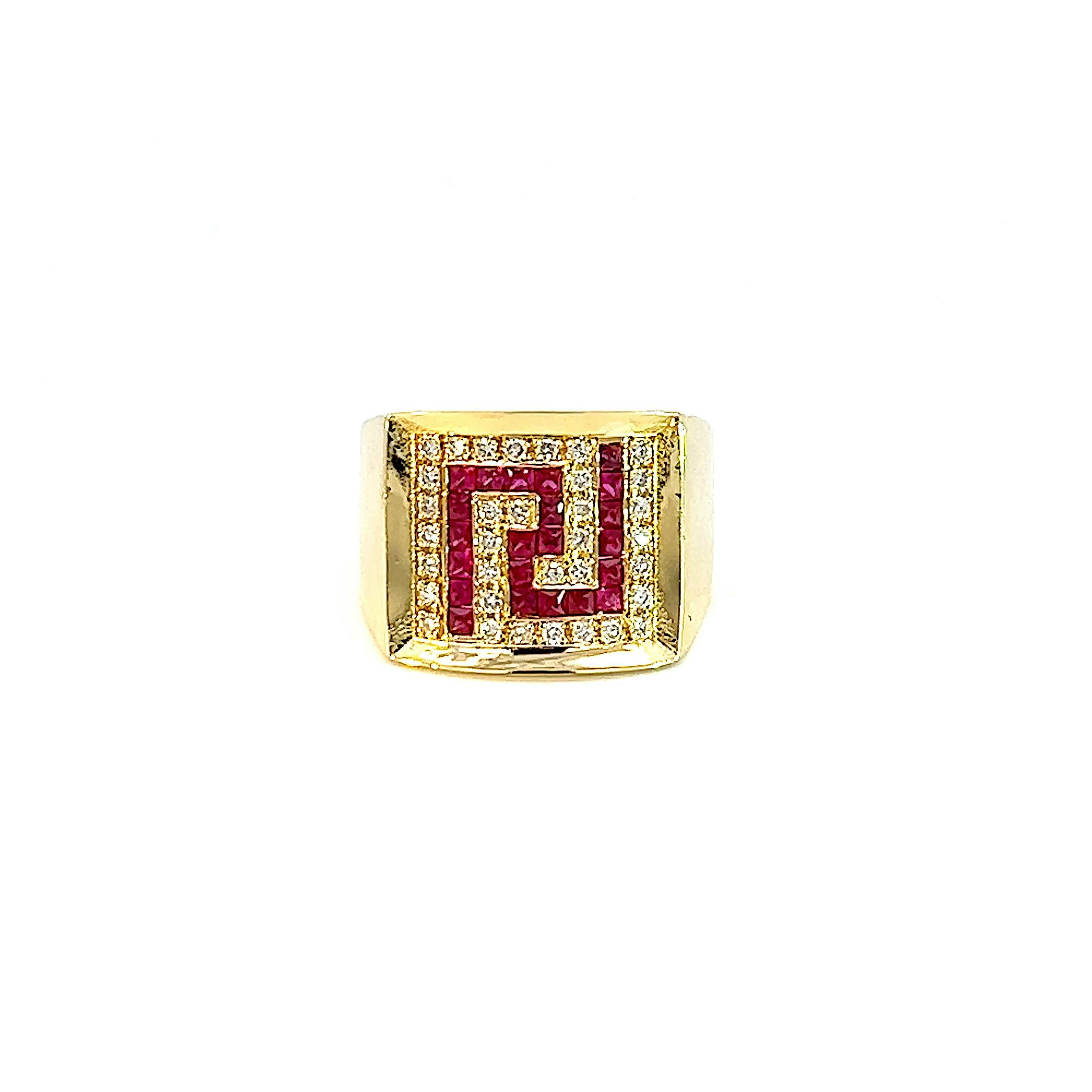 Taille princesse Bague à motif de clé grecque Georgios Collections en or jaune 18 carats, diamant et rubis en vente