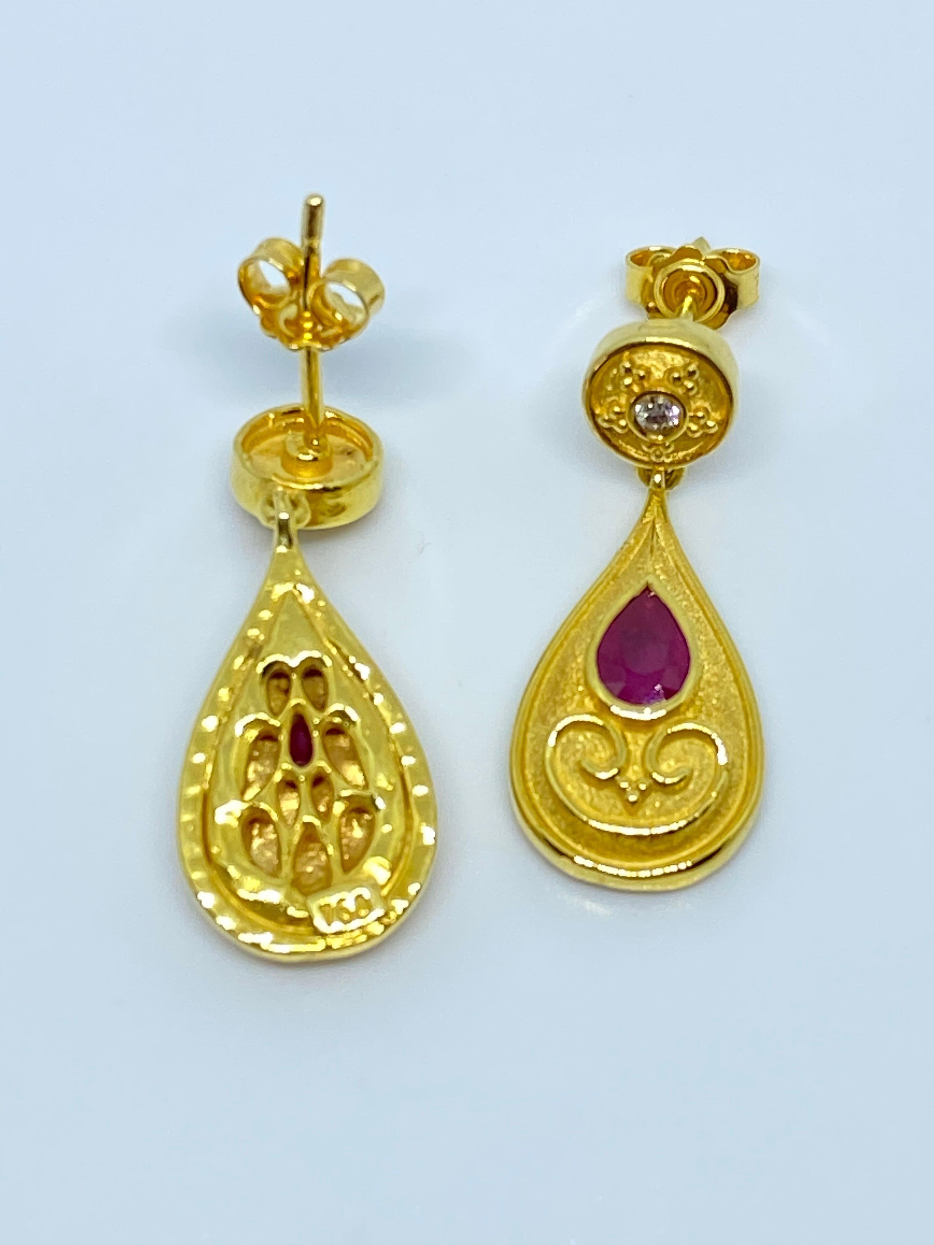 Georgios Collections Boucles d'oreilles en goutte en or jaune 18 carats, diamants et rubis en forme de poire en vente 6
