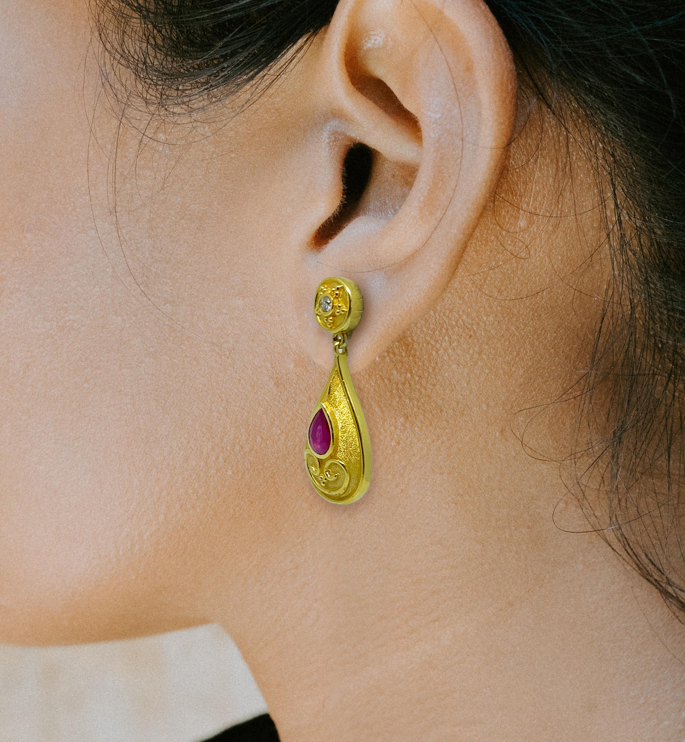 Georgios Collections Boucles d'oreilles en goutte en or jaune 18 carats, diamants et rubis en forme de poire en vente 7