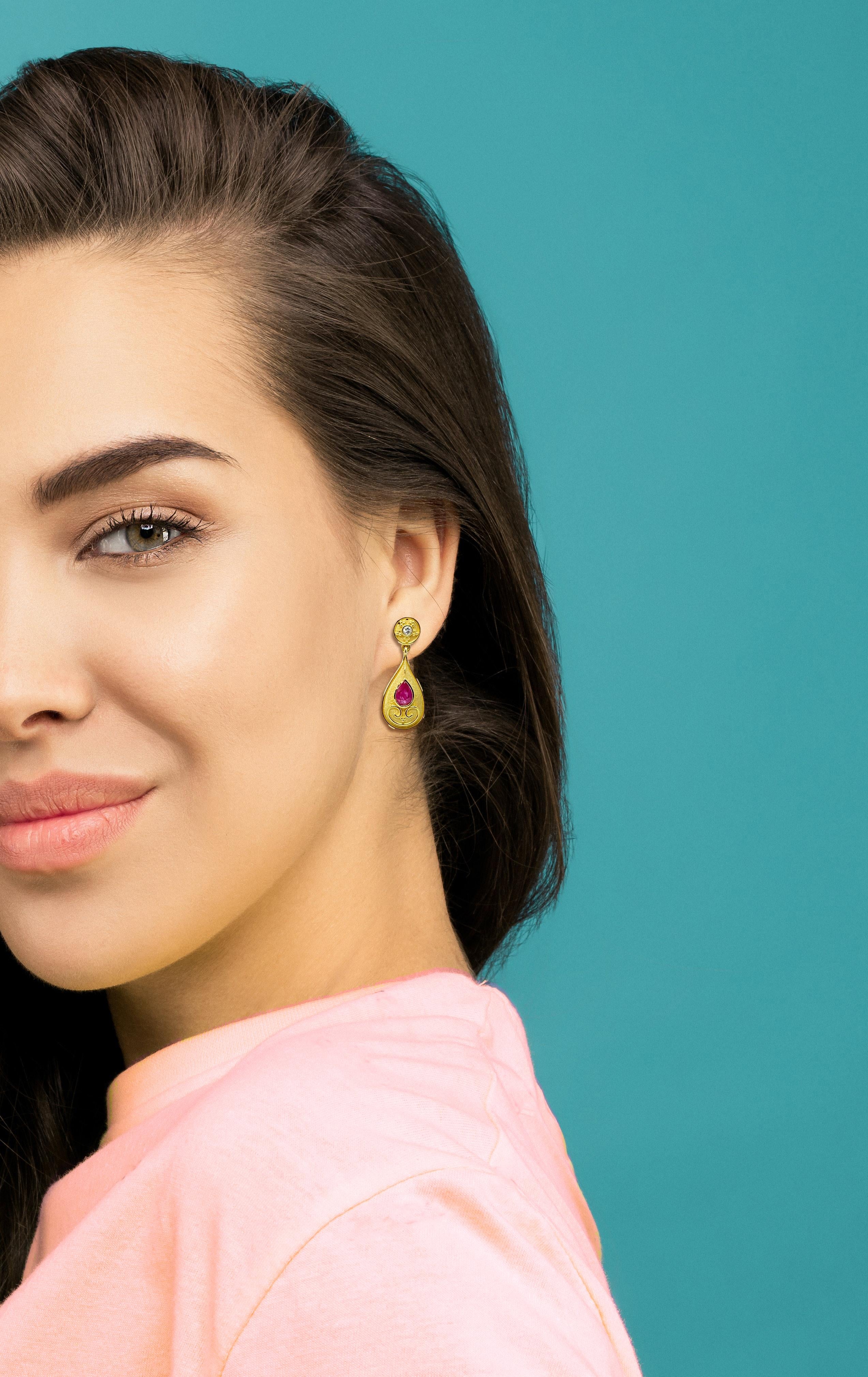 Taille poire Georgios Collections Boucles d'oreilles en goutte en or jaune 18 carats, diamants et rubis en forme de poire en vente