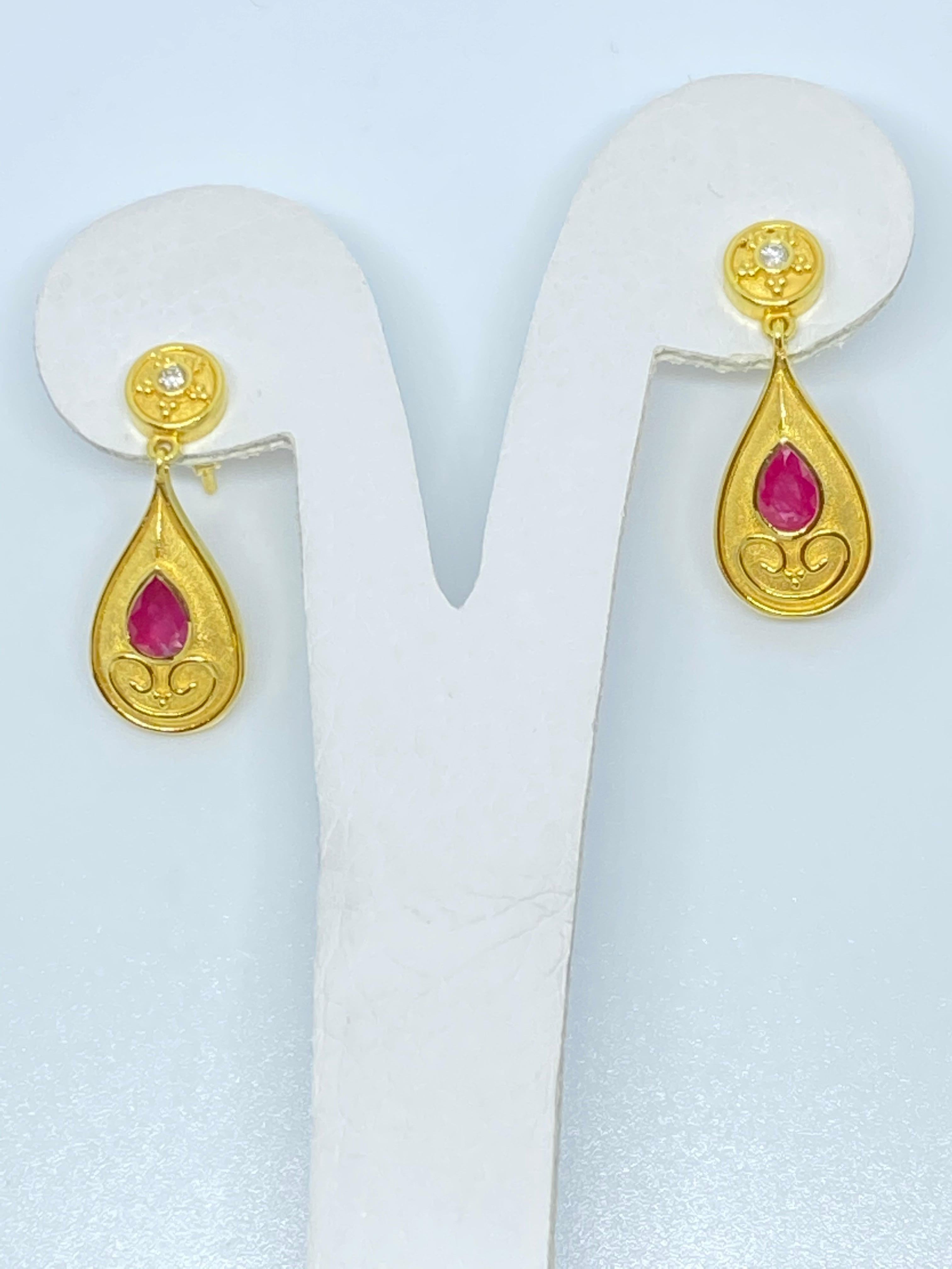 Georgios Collections Boucles d'oreilles en goutte en or jaune 18 carats, diamants et rubis en forme de poire Pour femmes en vente