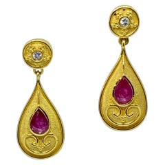 Georgios Collections Boucles d'oreilles en goutte en or jaune 18 carats, diamants et rubis en forme de poire