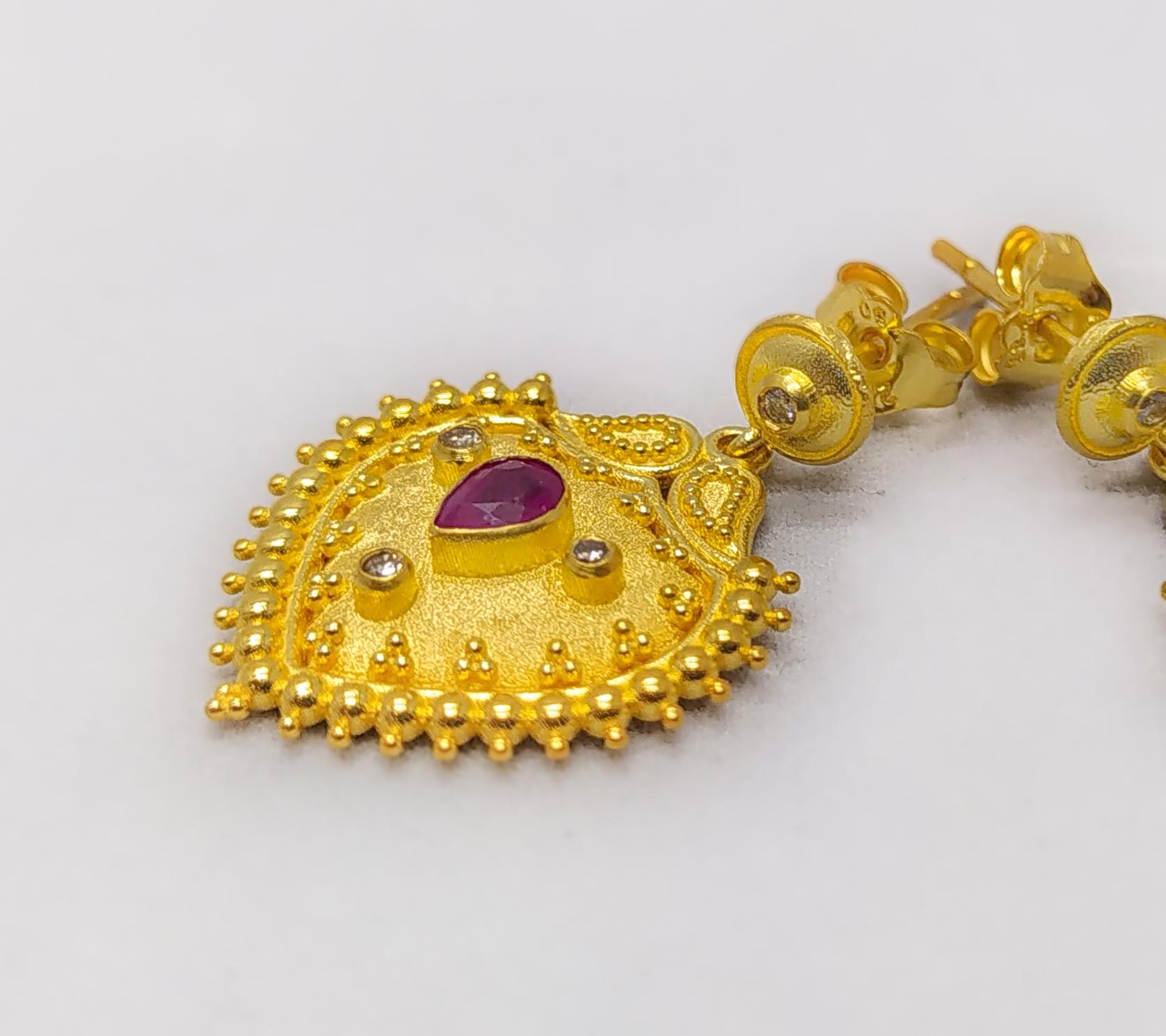 Les boucles d'oreilles S.Georgios en or jaune 18 carats sont décorées d'une granulation de perles faite à la main dans le style de l'époque byzantine et finies avec un fond en velours unique. Ces magnifiques boucles d'oreilles présentent 2 rubis