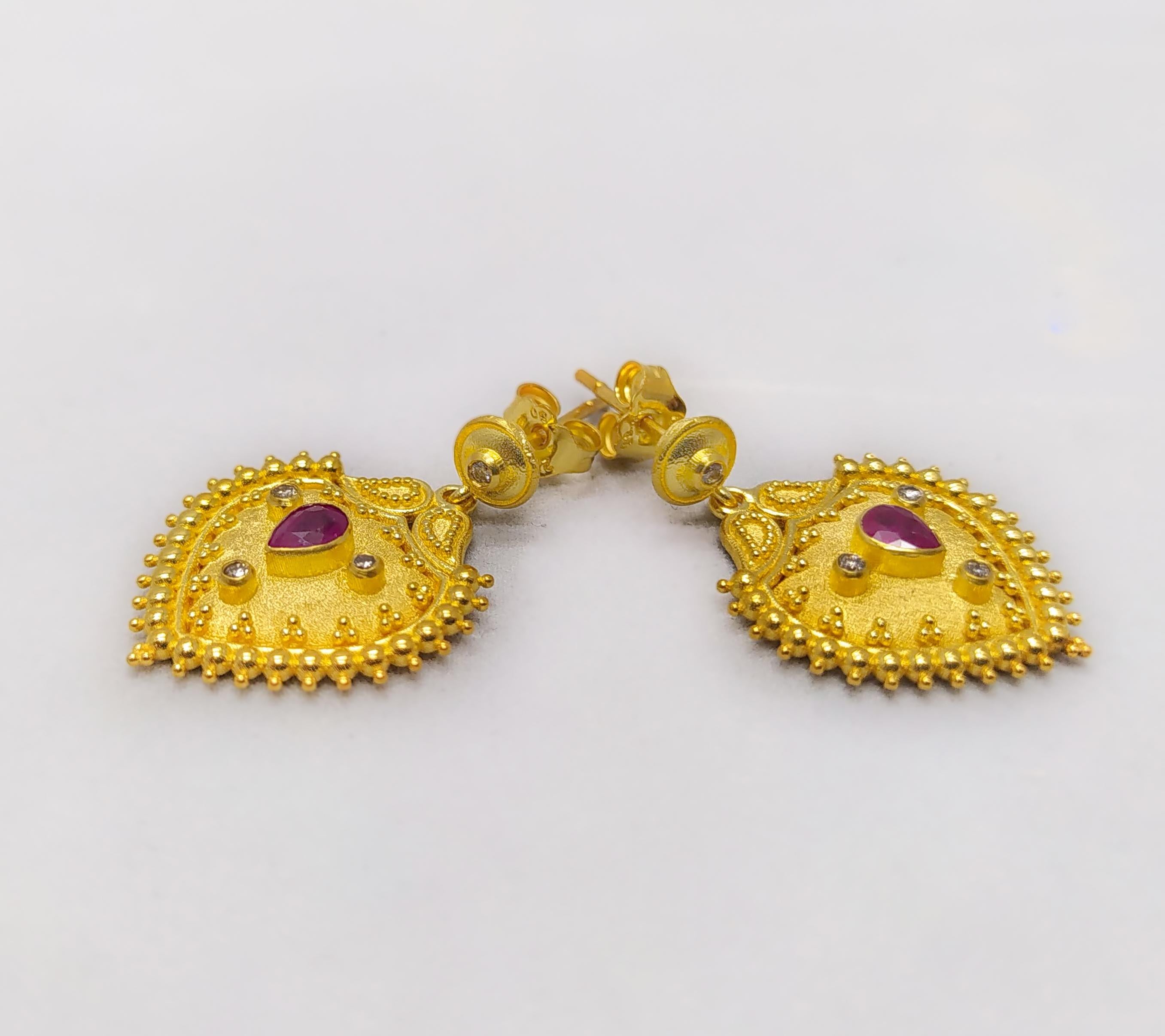 Byzantin Georgios Collections Clous d'oreilles en goutte en or jaune 18 carats, diamants et rubis en vente