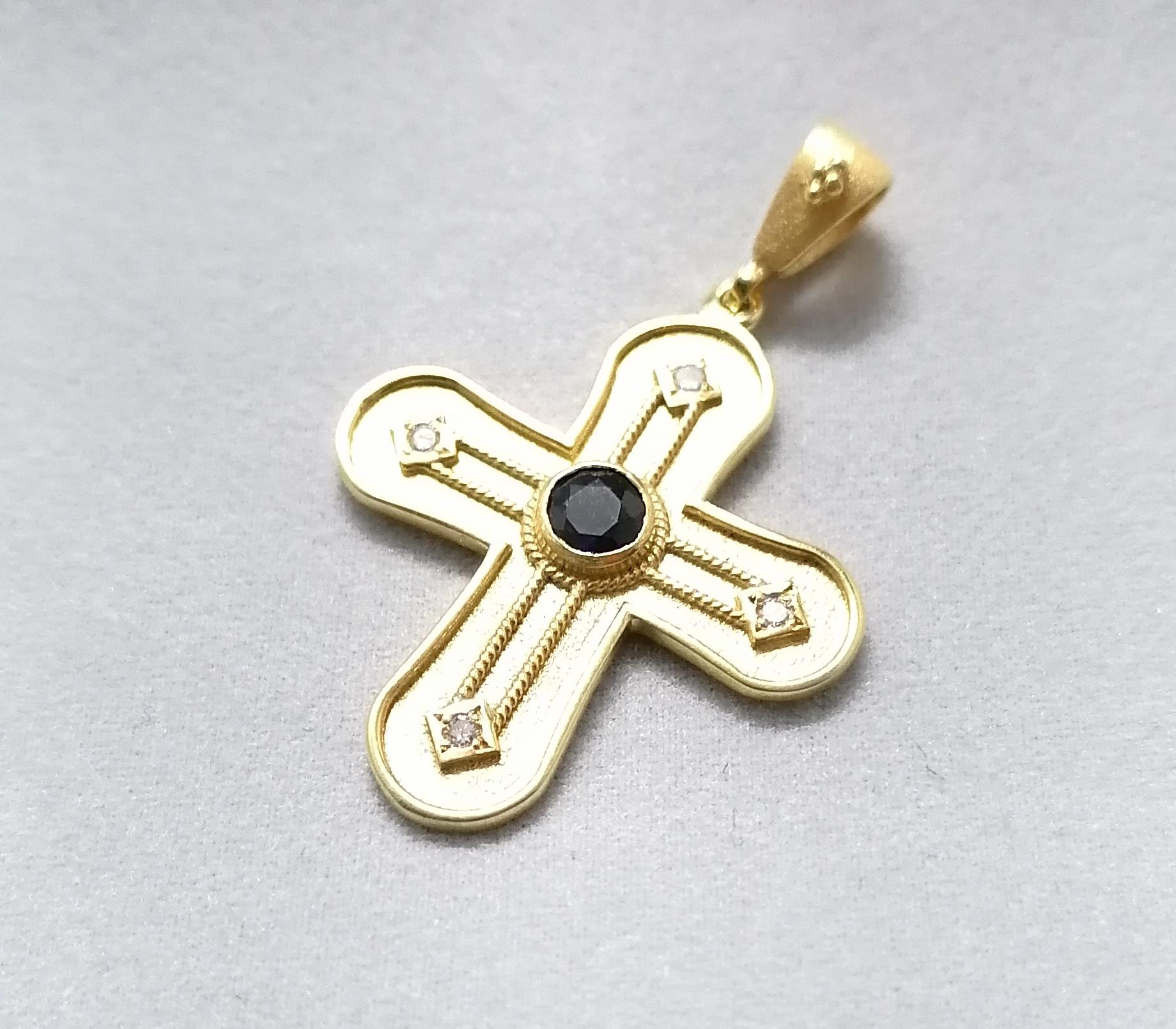 Ce pendentif en forme de croix géométrique en or jaune 18 carats massif de S.Georgios est fabriqué à la main avec un travail de granulation de style byzantin décoré au microscope et fini avec un arrière-plan en velours unique. Ce magnifique collier