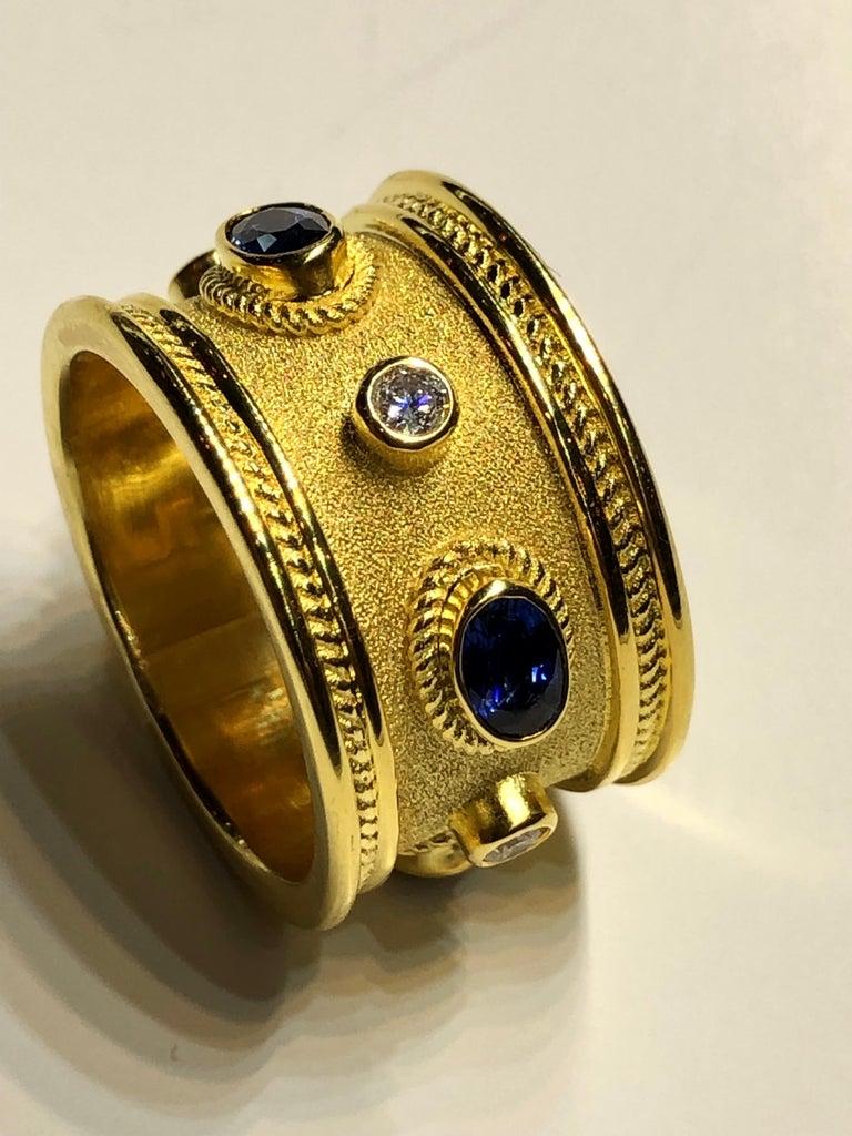 Bague jonc épaisse collection Georgios en or jaune 18 carats, diamant et saphir en vente 7