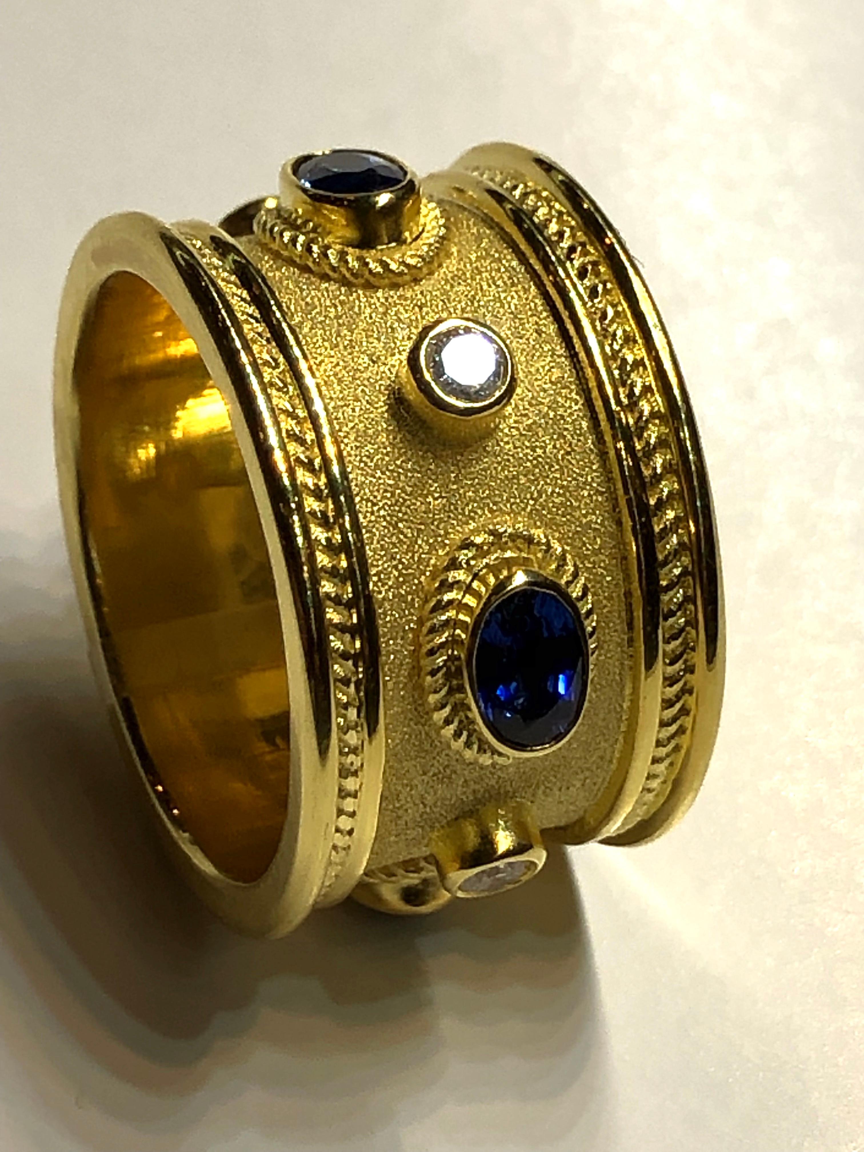 Taille ovale Bague jonc épaisse collection Georgios en or jaune 18 carats, diamant et saphir en vente