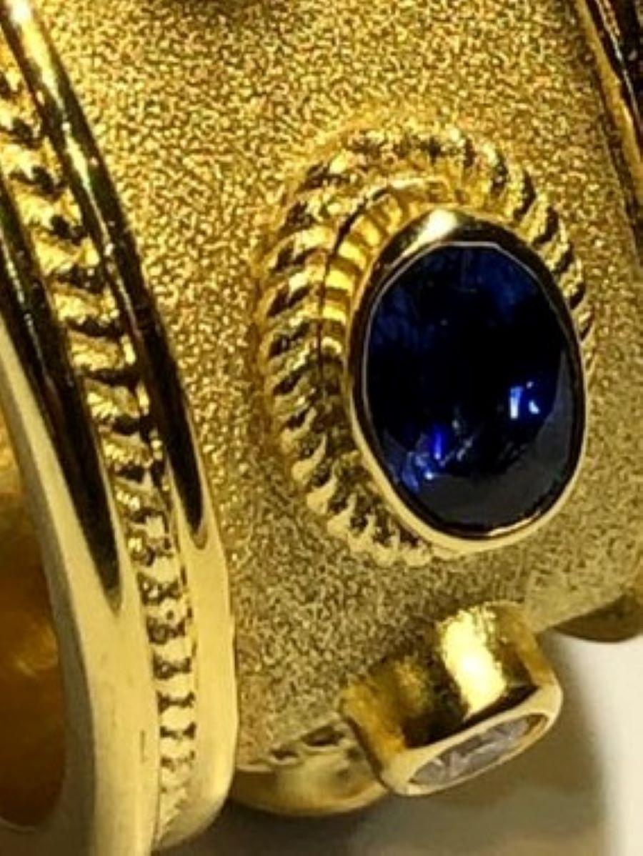 Bague jonc épaisse collection Georgios en or jaune 18 carats, diamant et saphir en vente 1