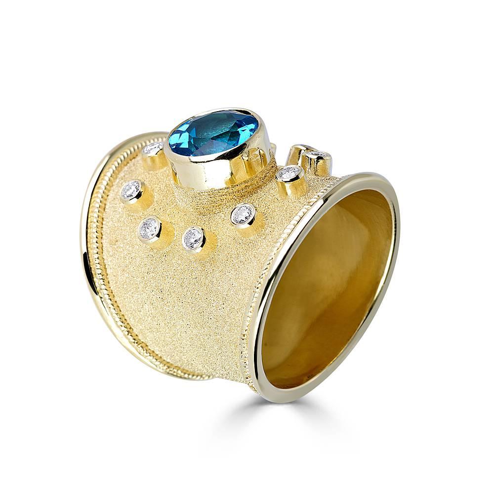 Byzantin Georgios Collections Bague épaisse en or jaune 18 carats avec diamants et topaze bleu ciel  en vente