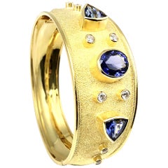 Georgios Collections Armreif aus 18 Karat Gelbgold mit Diamanten und Tansanit 