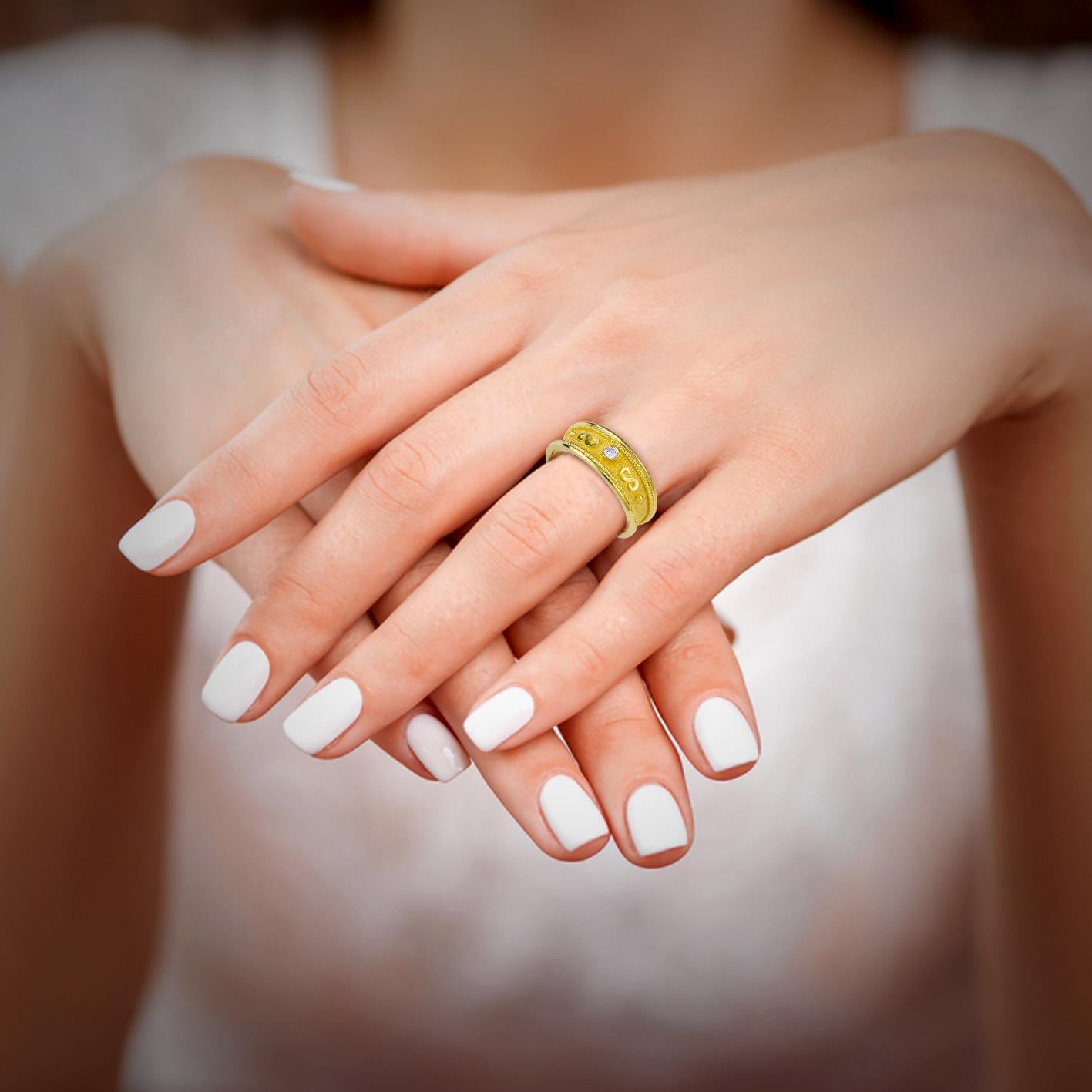 Taille ronde Georgios Collections Bague jonc en or jaune 18 carats avec granulation et diamants en vente