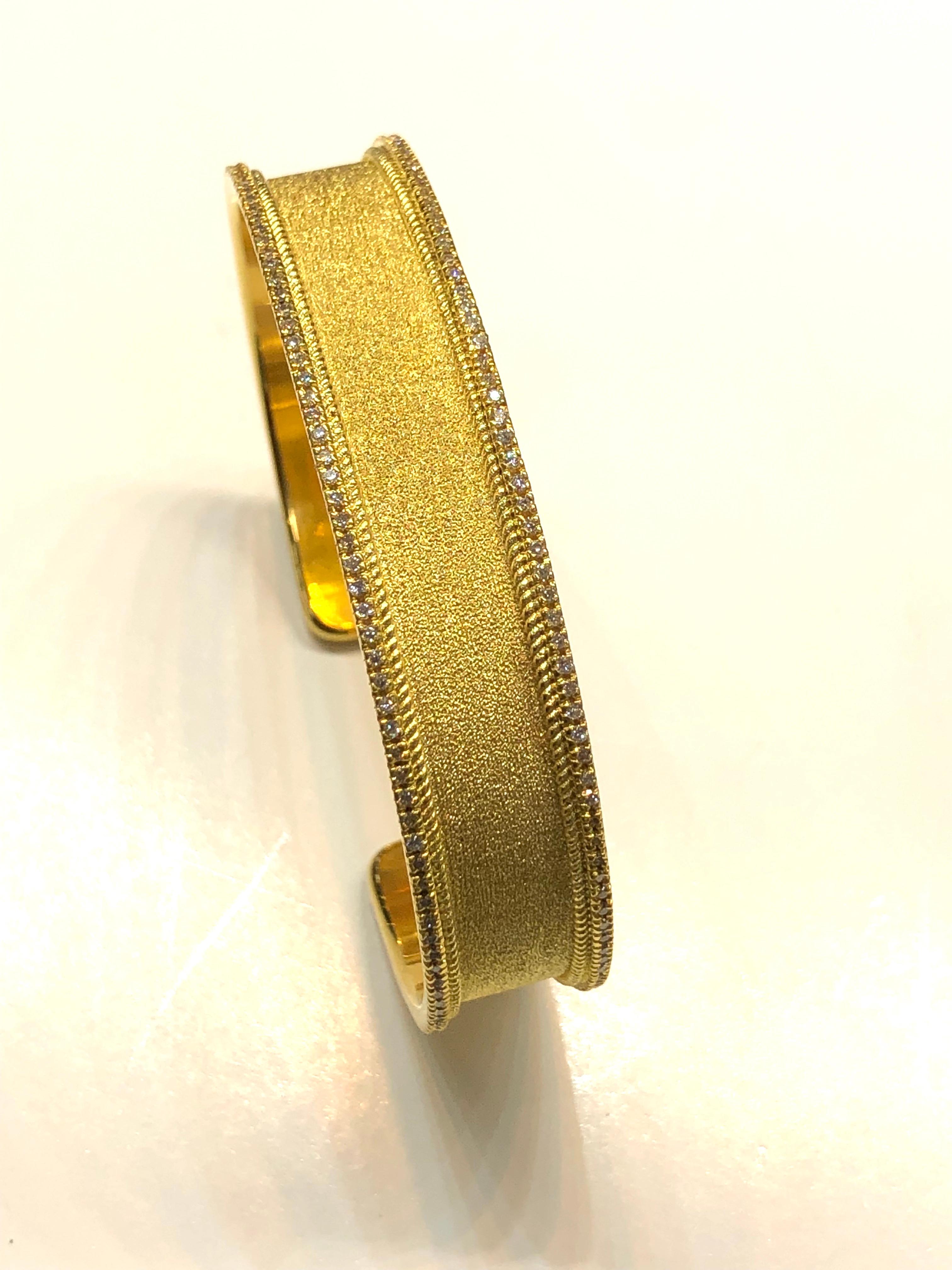 Taille ronde Georgios Collections Bracelet jonc en or jaune 18 carats et diamants en vente