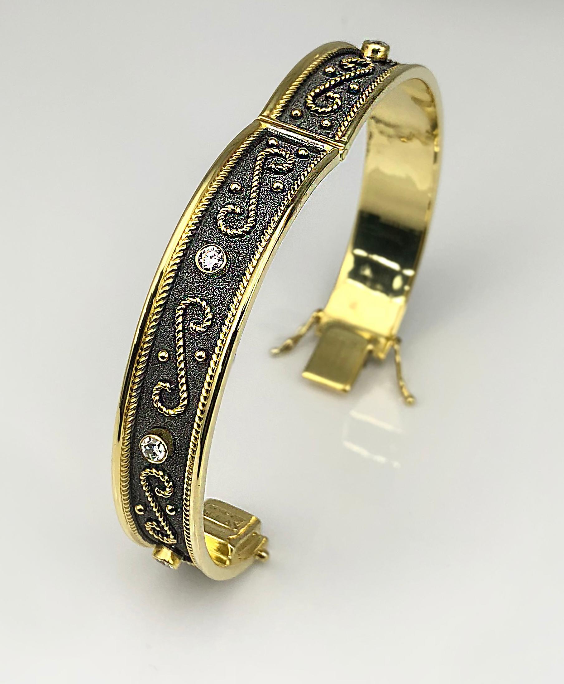 S.Georgios Designer-Armreif ist handgefertigt in 18 Karat Gelbgold und wird nach Maß gefertigt. Dieses atemberaubende Armband ist mikroskopisch genau mit Granulationen im byzantinischen Stil verziert - 