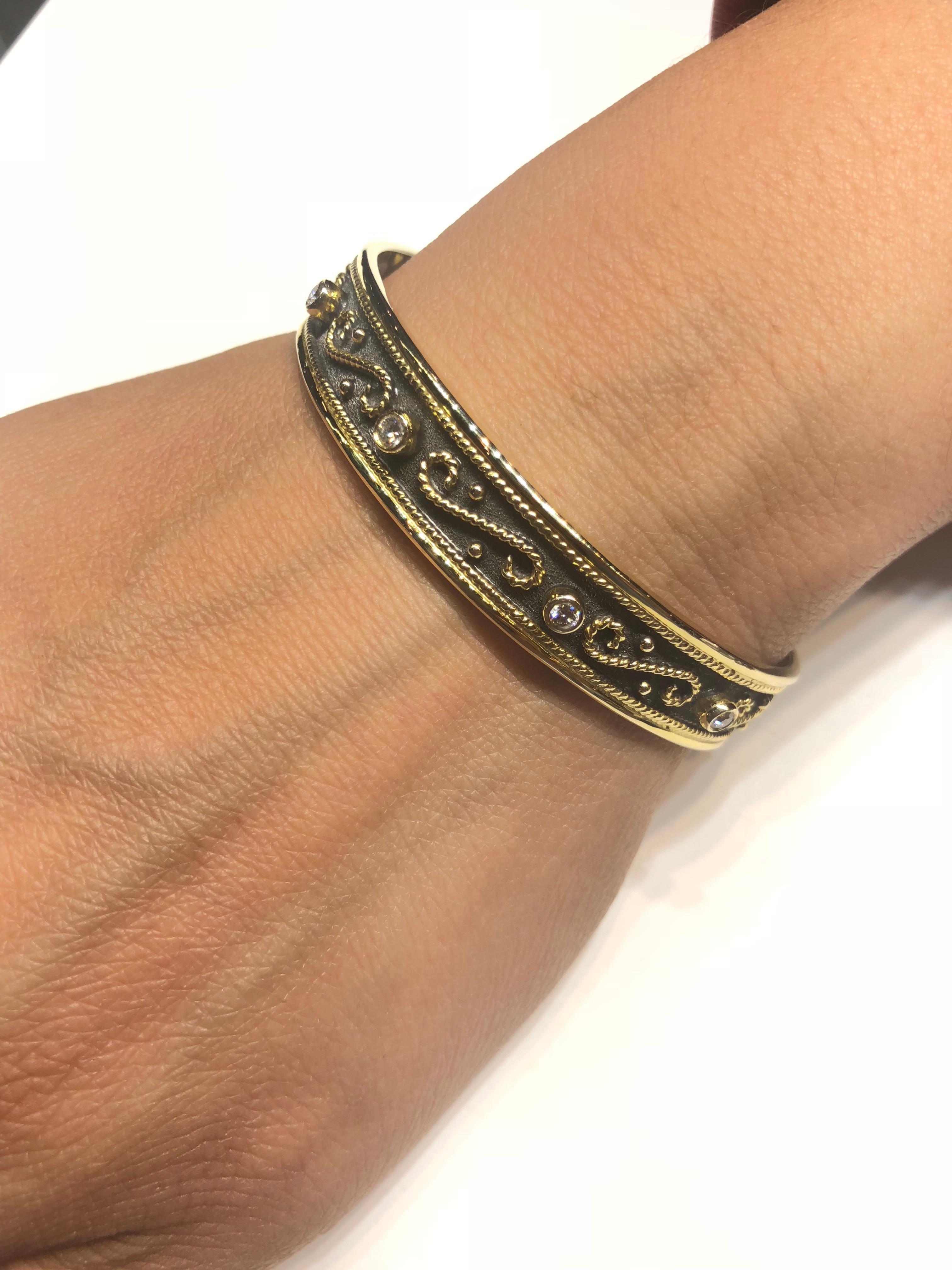 Taille ronde Georgios Collections Bracelet granulé bicolore en or jaune 18 carats et diamants en vente