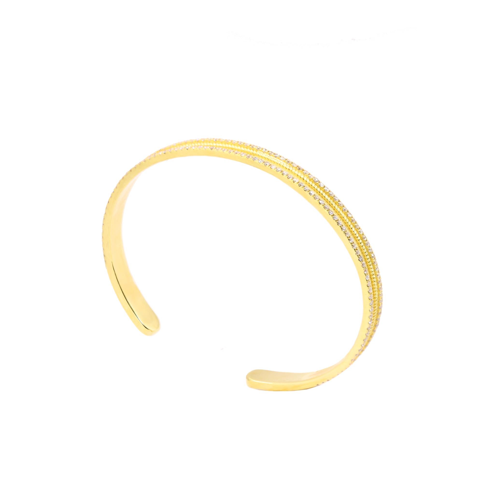 Le créateur S.Georgios présente un luxueux bracelet en or jaune 18 carats de style byzantin, dont le fond est orné d'une texture veloutée unique. Ce bracelet de grande largeur est orné de deux lignes de diamants taille brillant d'un poids total de