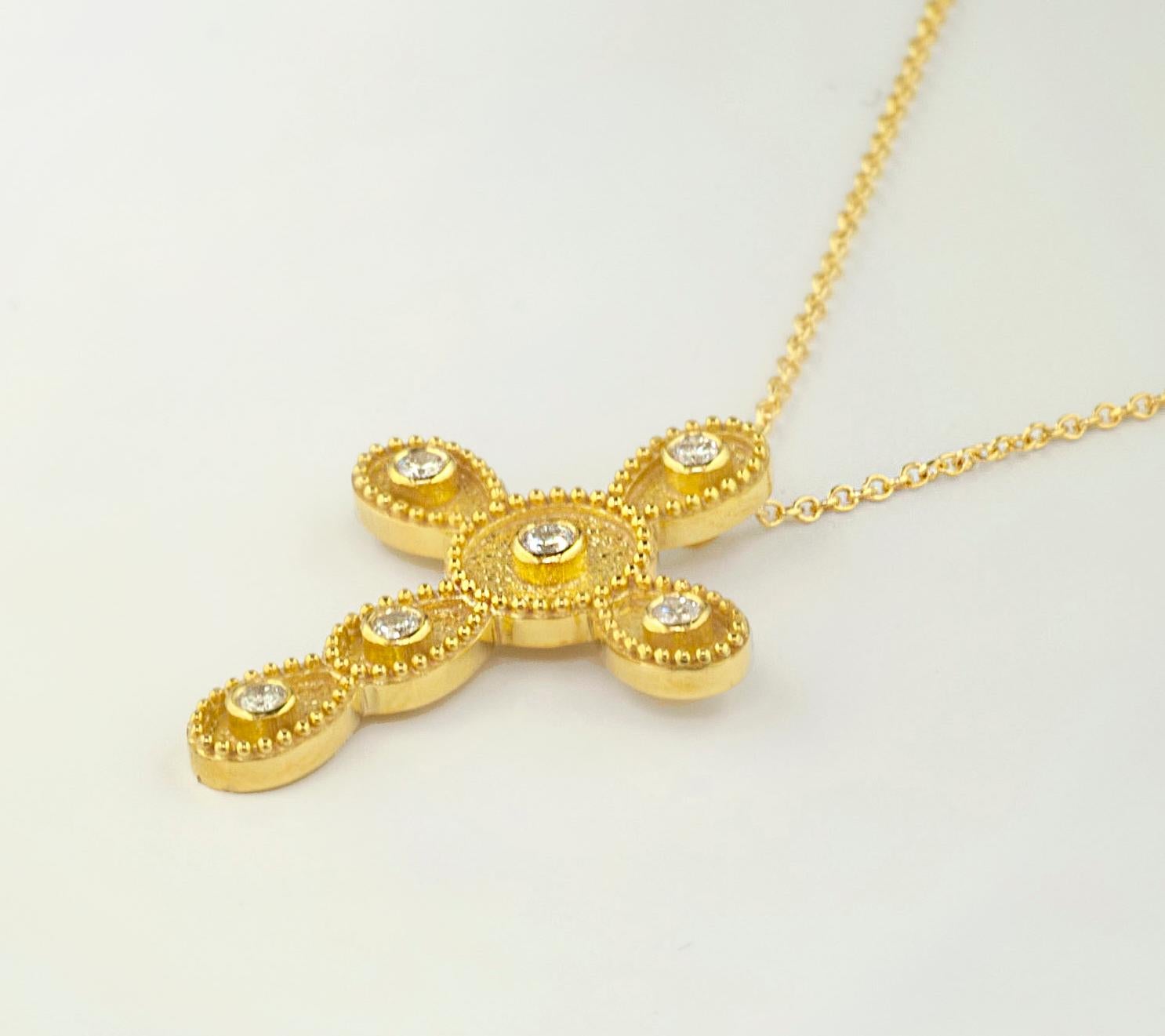 Ce collier pendentif croix S.Georgios est entièrement réalisé à la main en or jaune 18 carats massif et est décoré au microscope d'un travail de granulation de perles de style byzantin. Cette magnifique pièce d'art présente 6 diamants blancs taillés