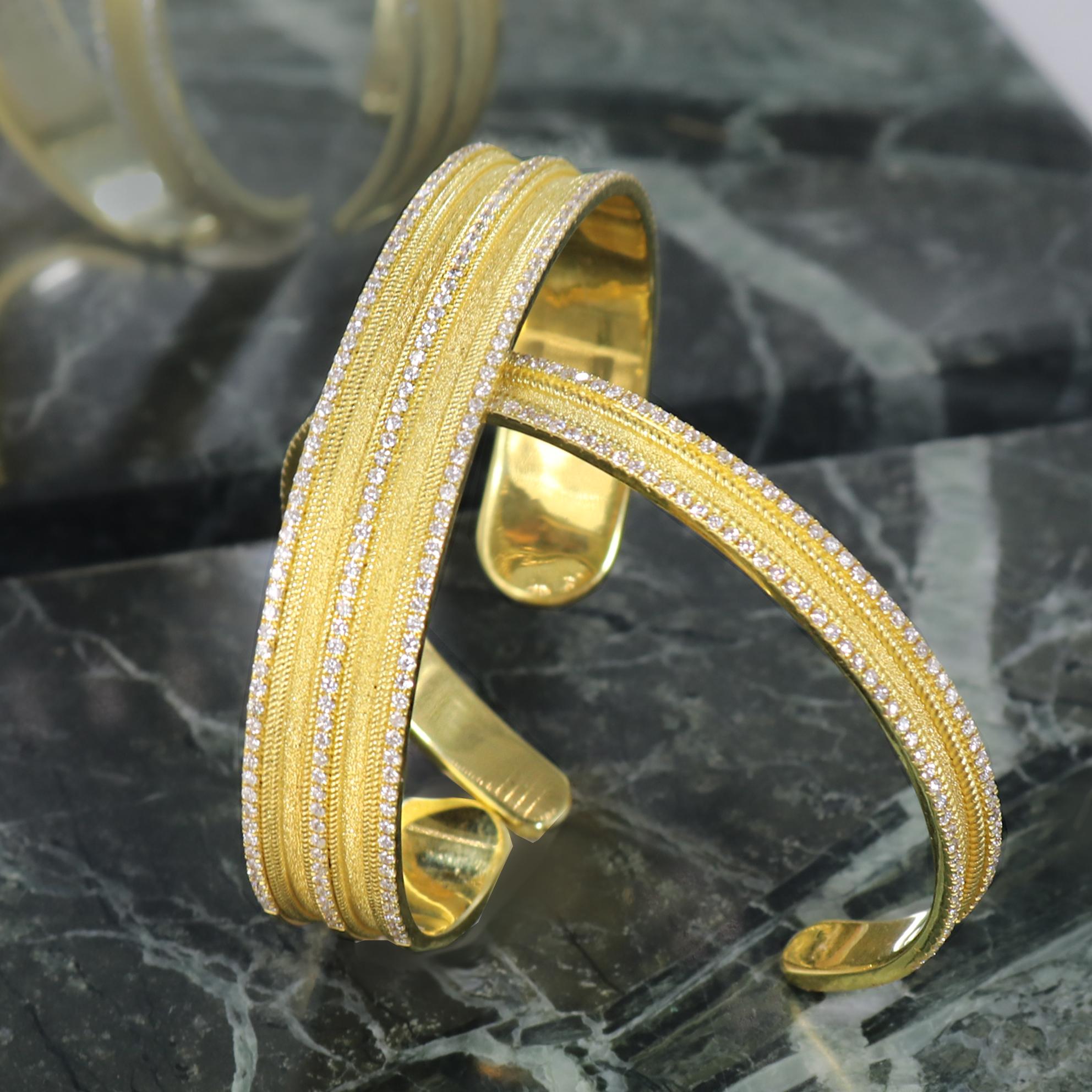 Georgios Collections Bracelet jonc large byzantin en or jaune 18 carats avec diamants en vente 4