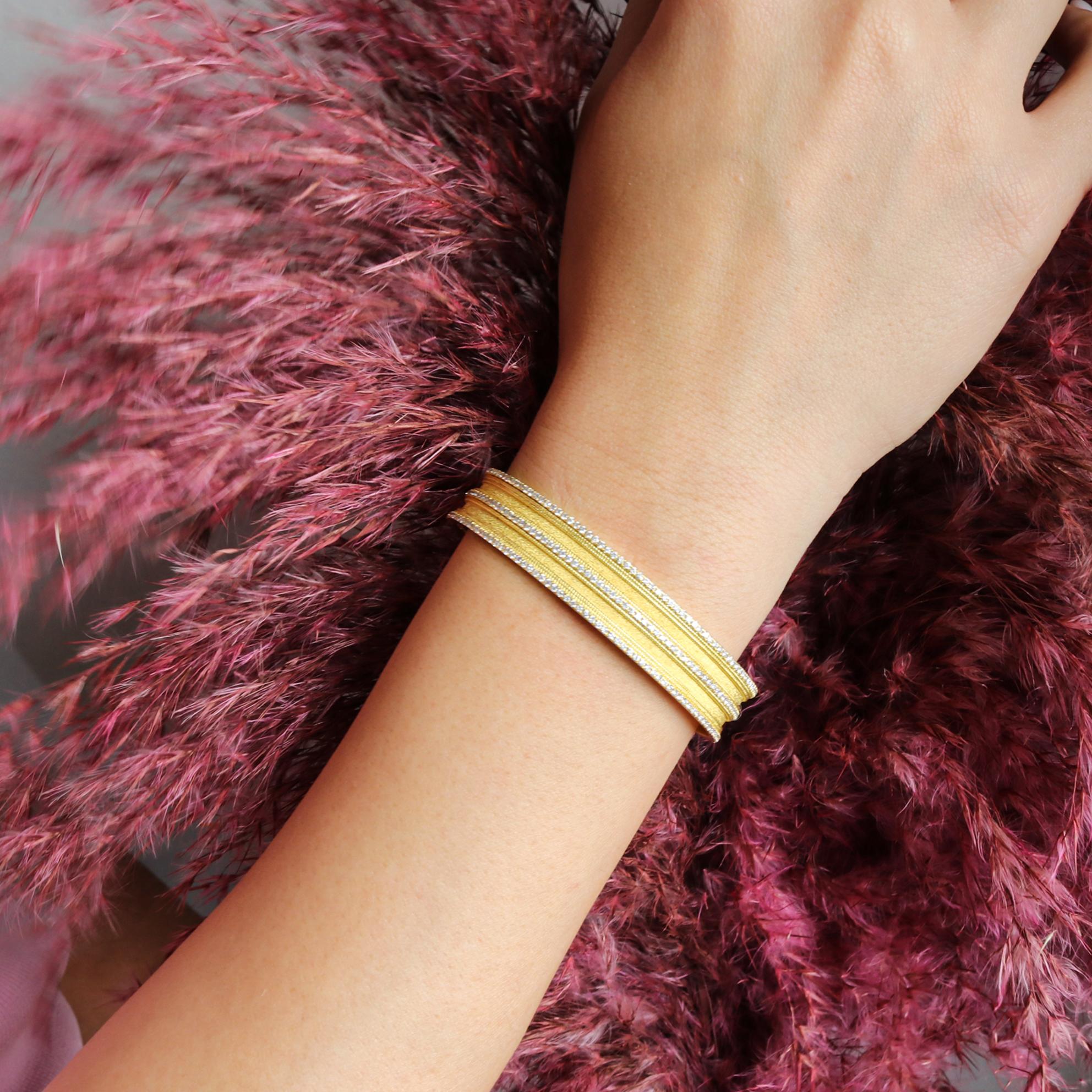 Georgios Collections Bracelet jonc large byzantin en or jaune 18 carats avec diamants en vente 5