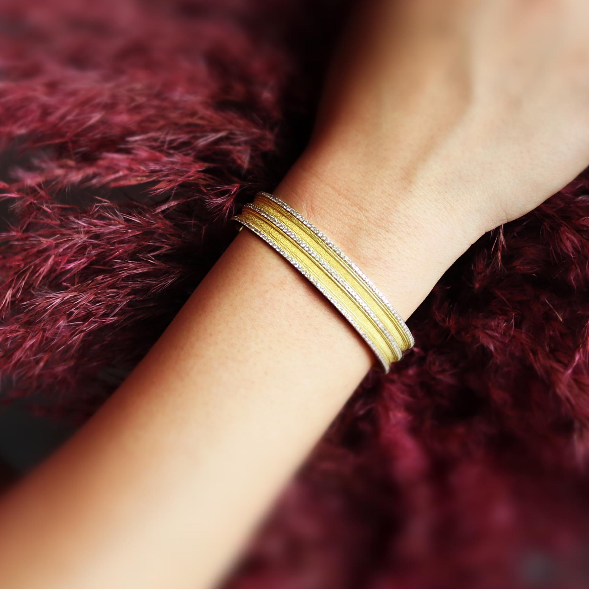 Georgios Collections Bracelet jonc large byzantin en or jaune 18 carats avec diamants en vente 6