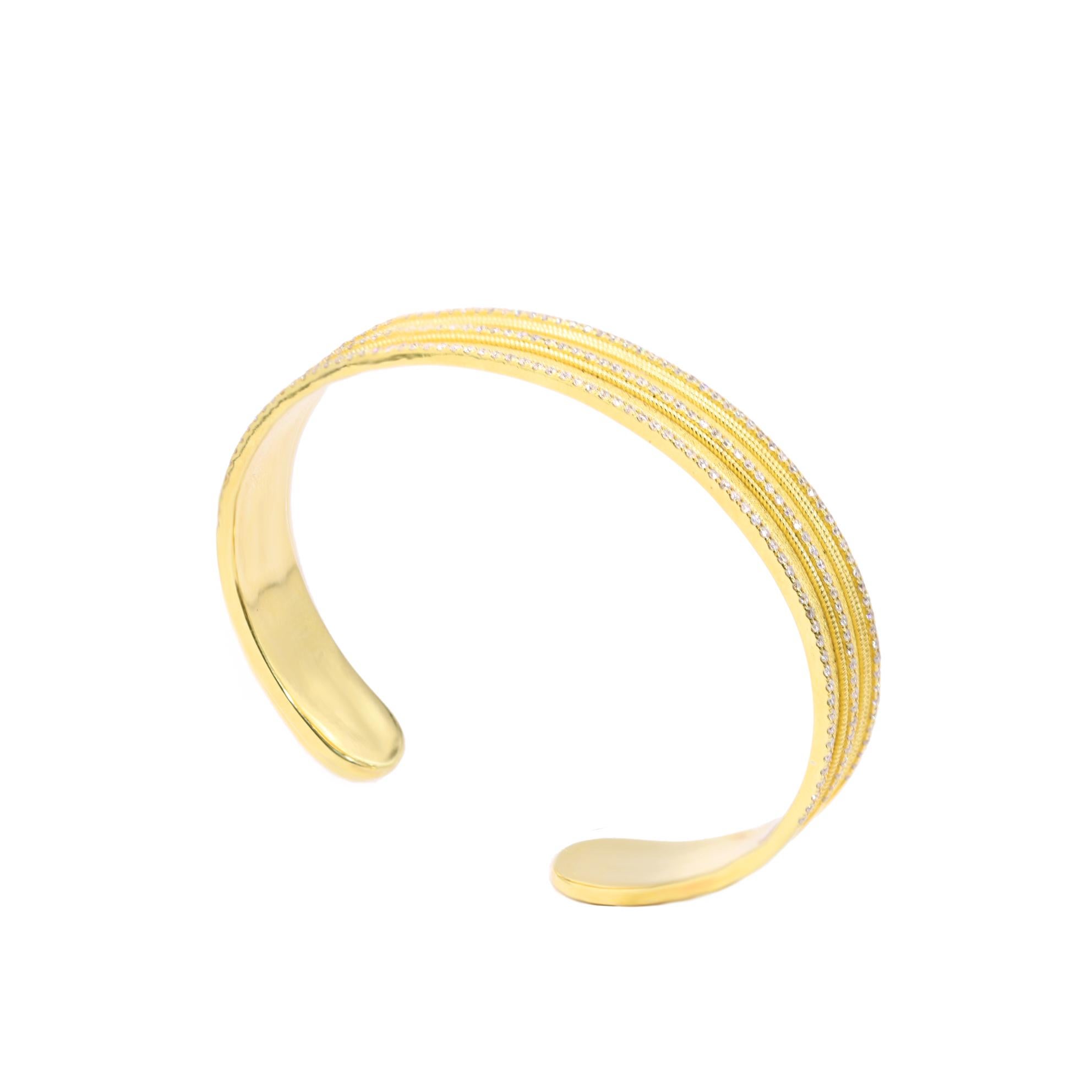 Le créateur S.Georgios présente un luxueux bracelet en or jaune 18 carats de style byzantin, dont le fond est orné d'une texture veloutée unique. Ce bracelet de grande largeur est orné de trois lignes de diamants taille brillant d'un poids total de